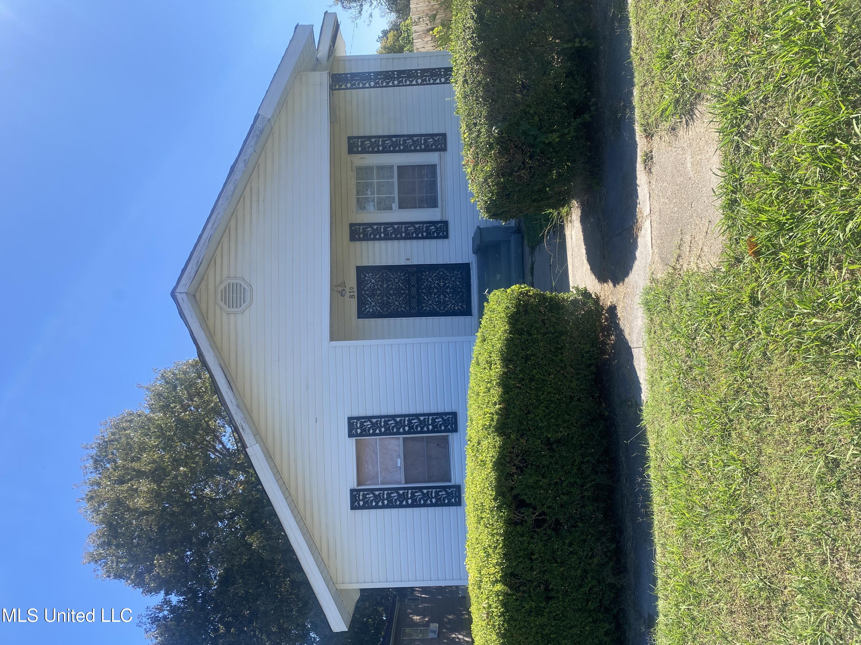 810 S Edwards Avenue Property Photo 1