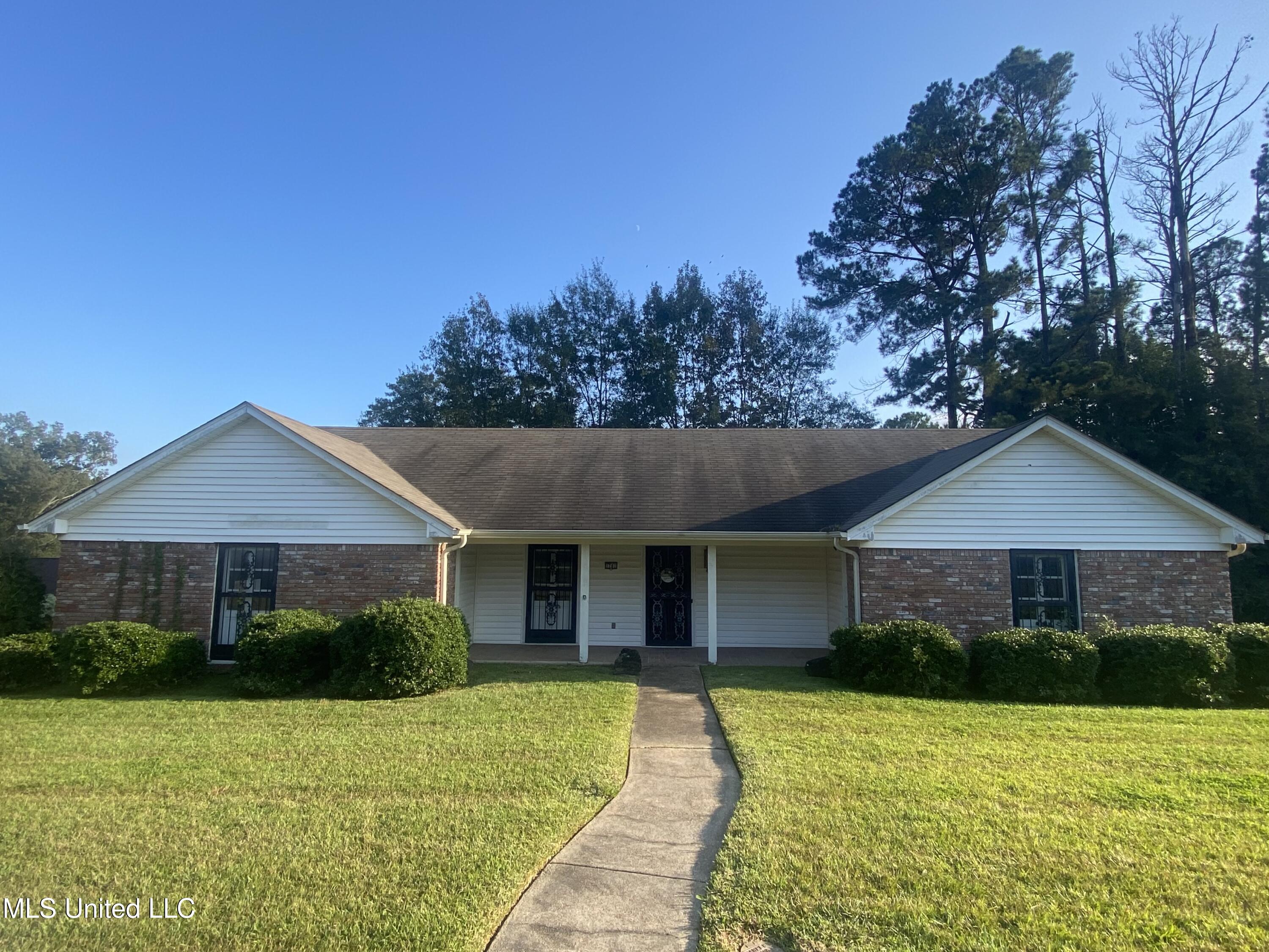 1701 Huntcliff Way Property Photo 1