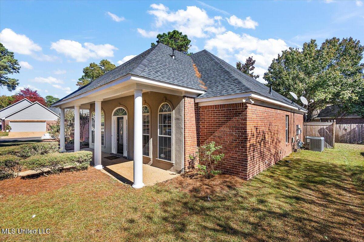 1006 Riverchase North Drive Property Photo 2