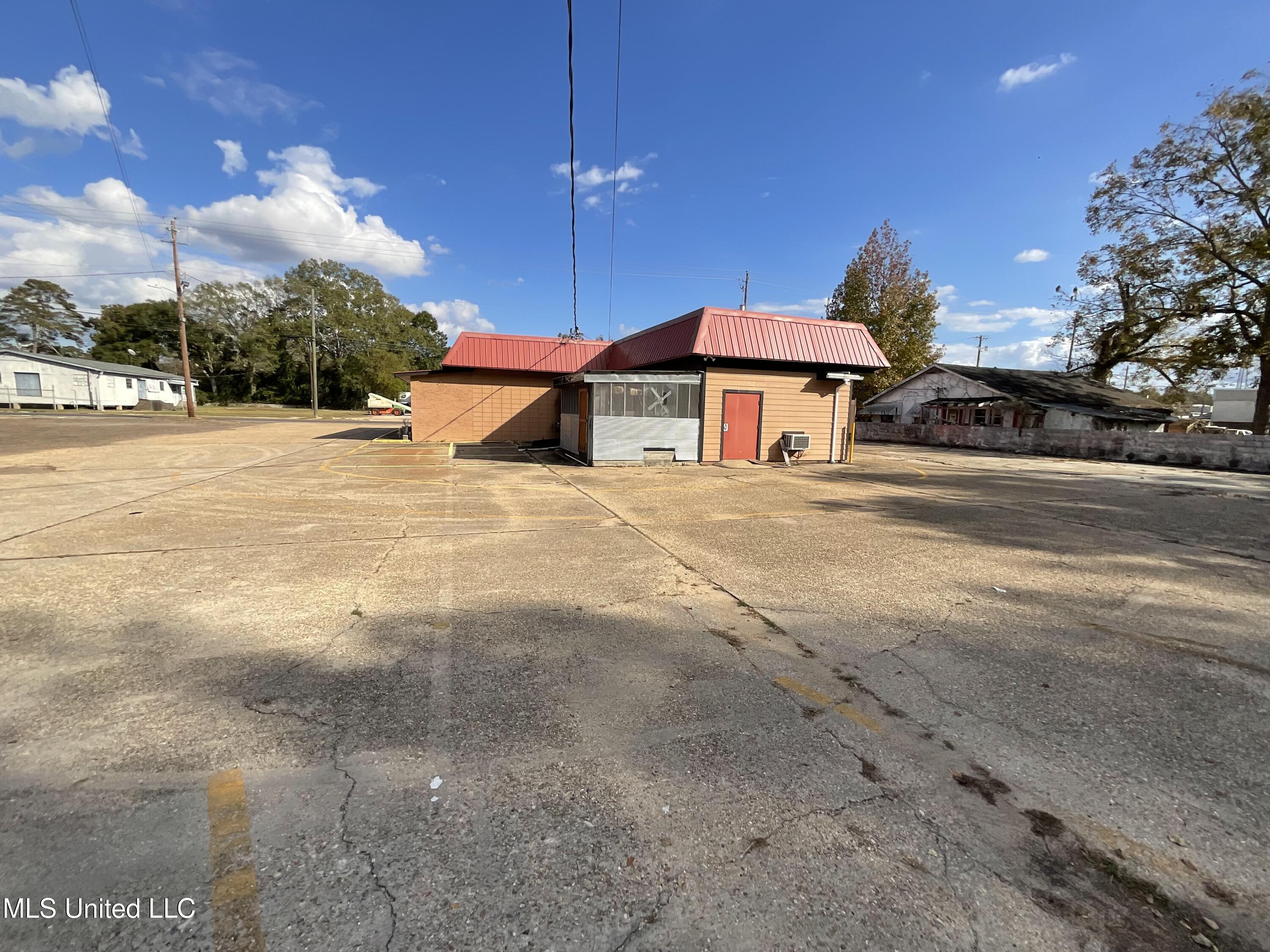 515 S High School Avenue Property Photo 5