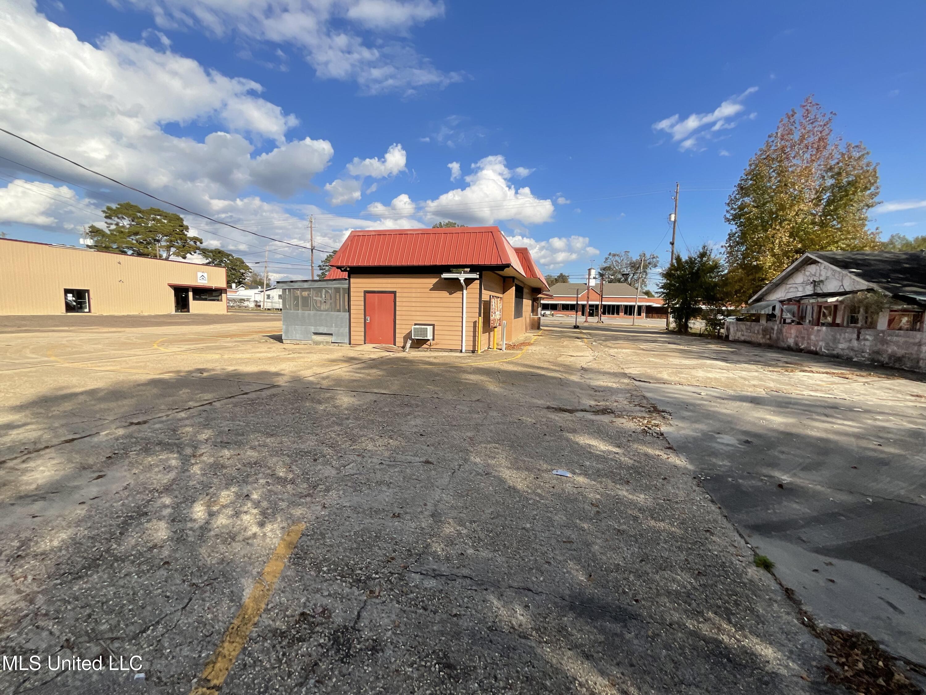 515 S High School Avenue Property Photo 6