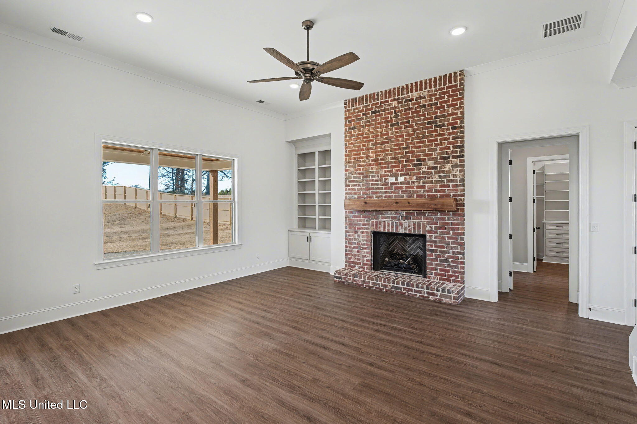 2035 Livingston Way Property Photo 6