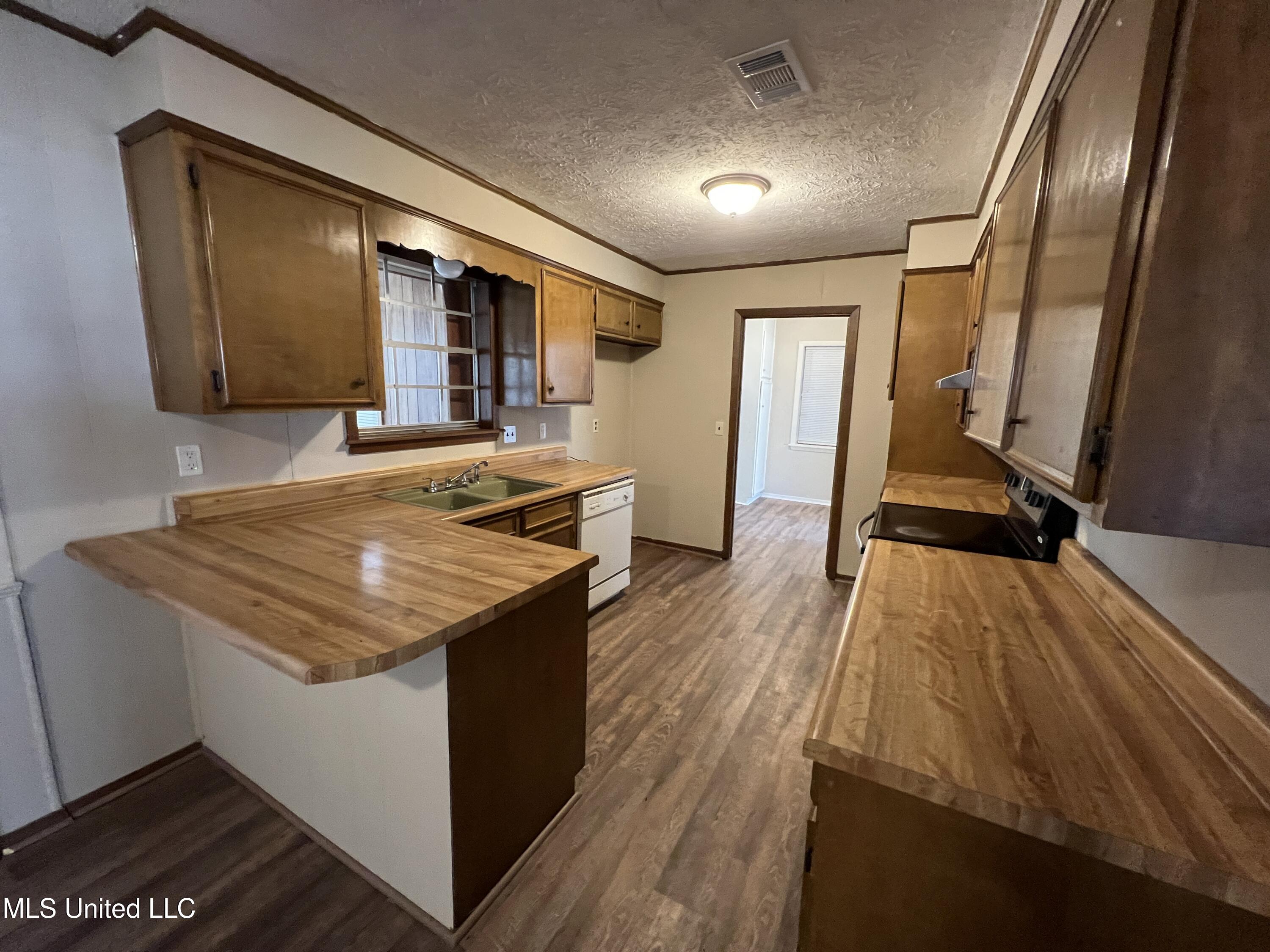 1504 Hawthorne Place Property Photo 8