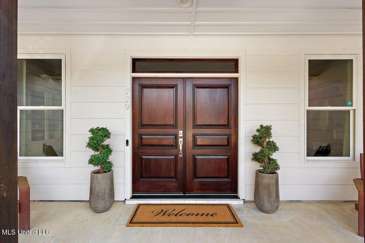 729 Twelve Oaks Property Photo 5