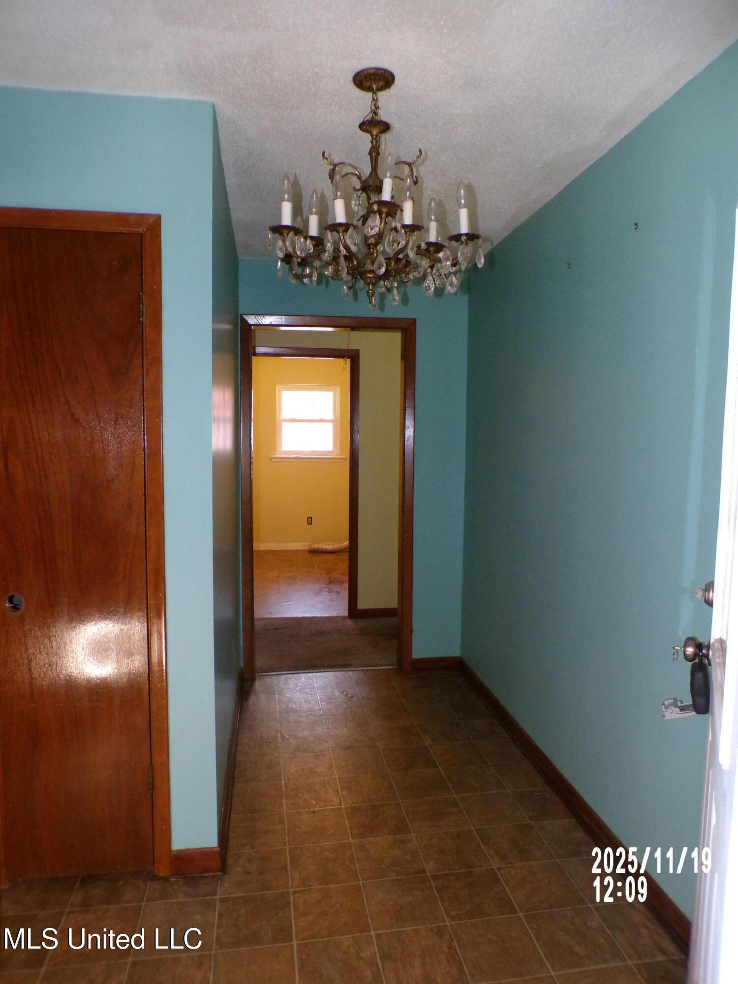487 Silver Ridge Avenue Property Photo 4