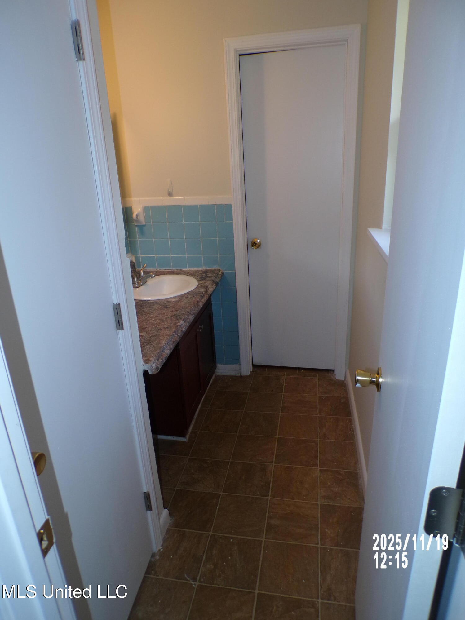 487 Silver Ridge Avenue Property Photo 5