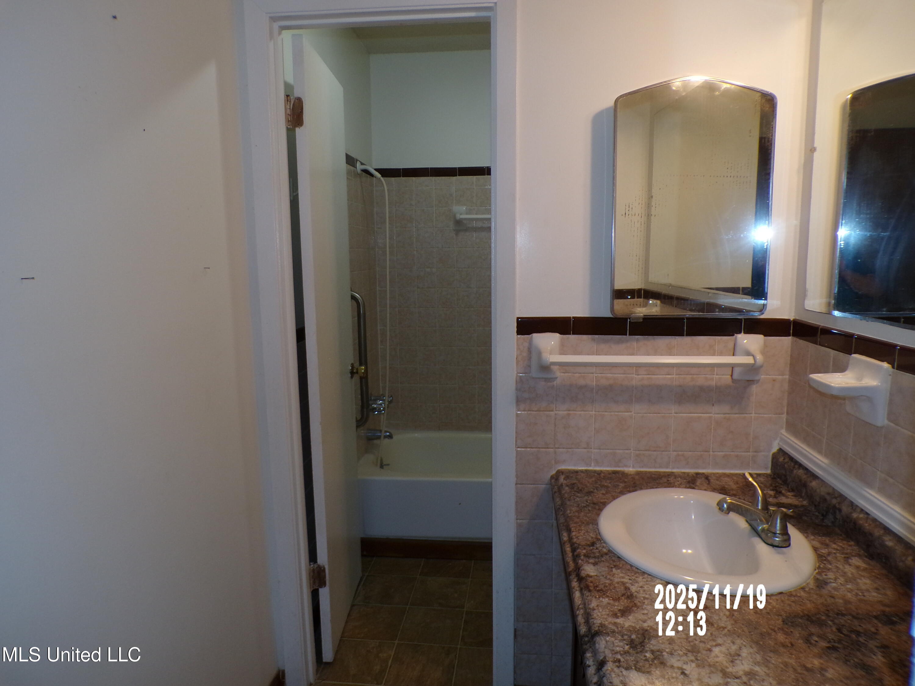 487 Silver Ridge Avenue Property Photo 13
