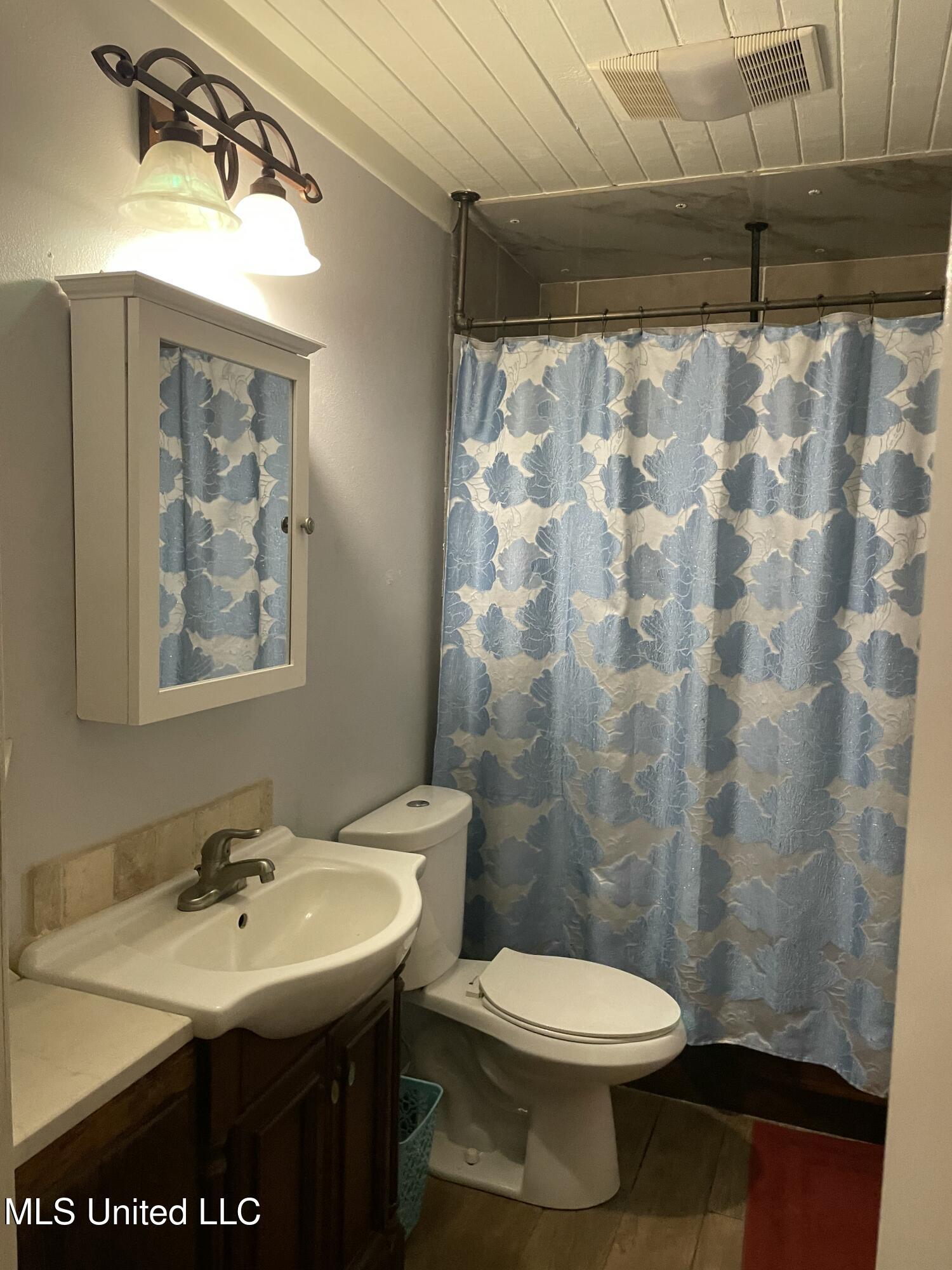 706 Anderson Avenue Property Photo 5