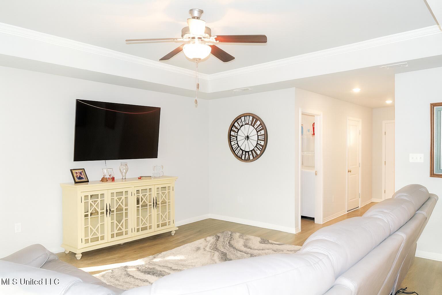 649 Iona Street Property Photo 3