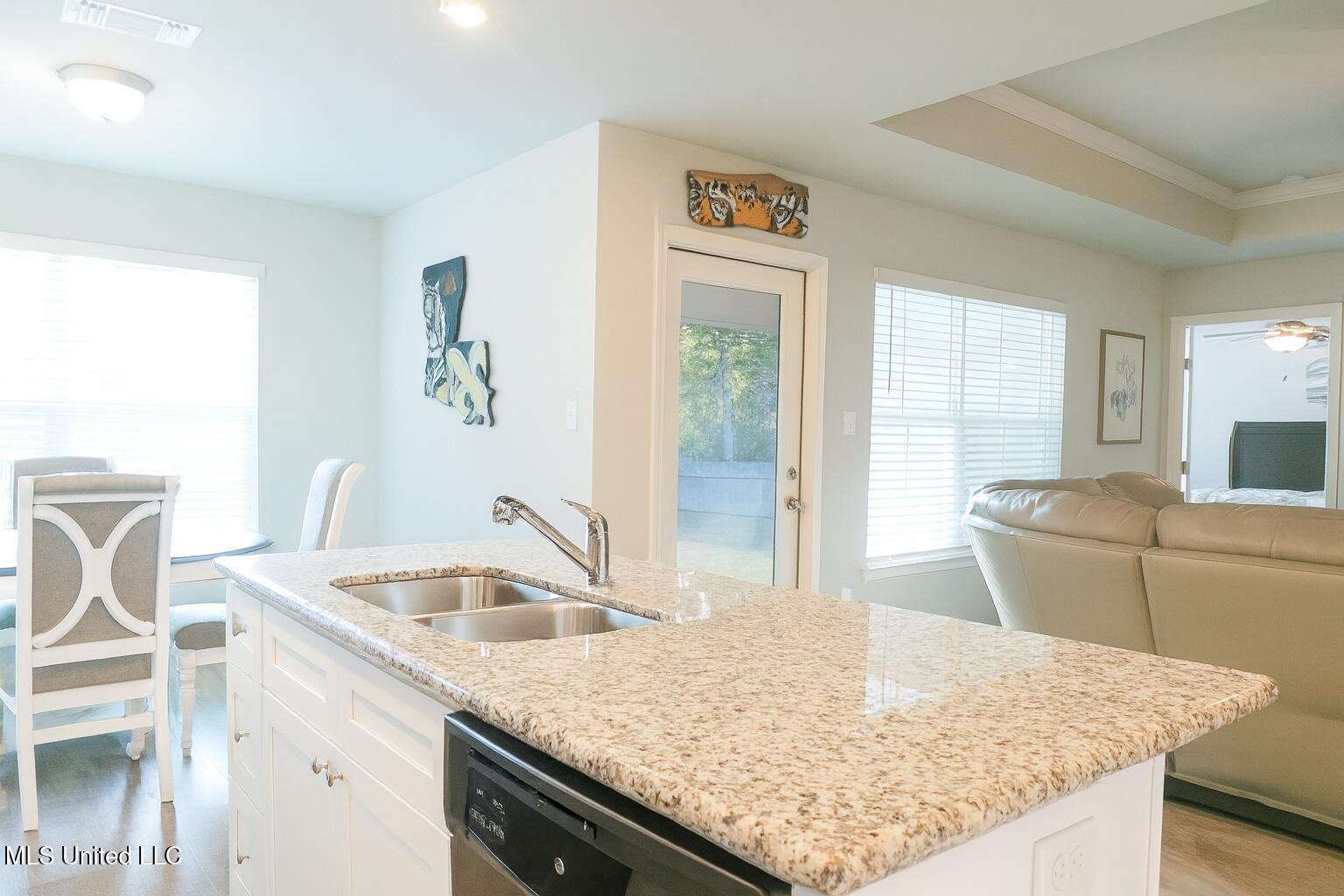 649 Iona Street Property Photo 4