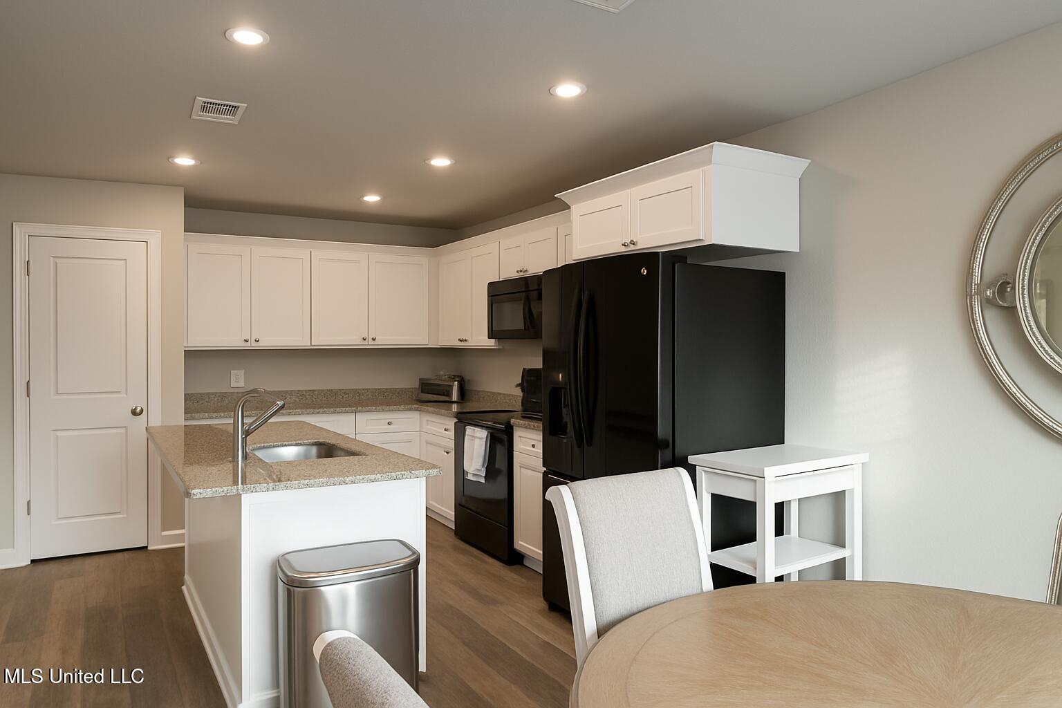 649 Iona Street Property Photo 6