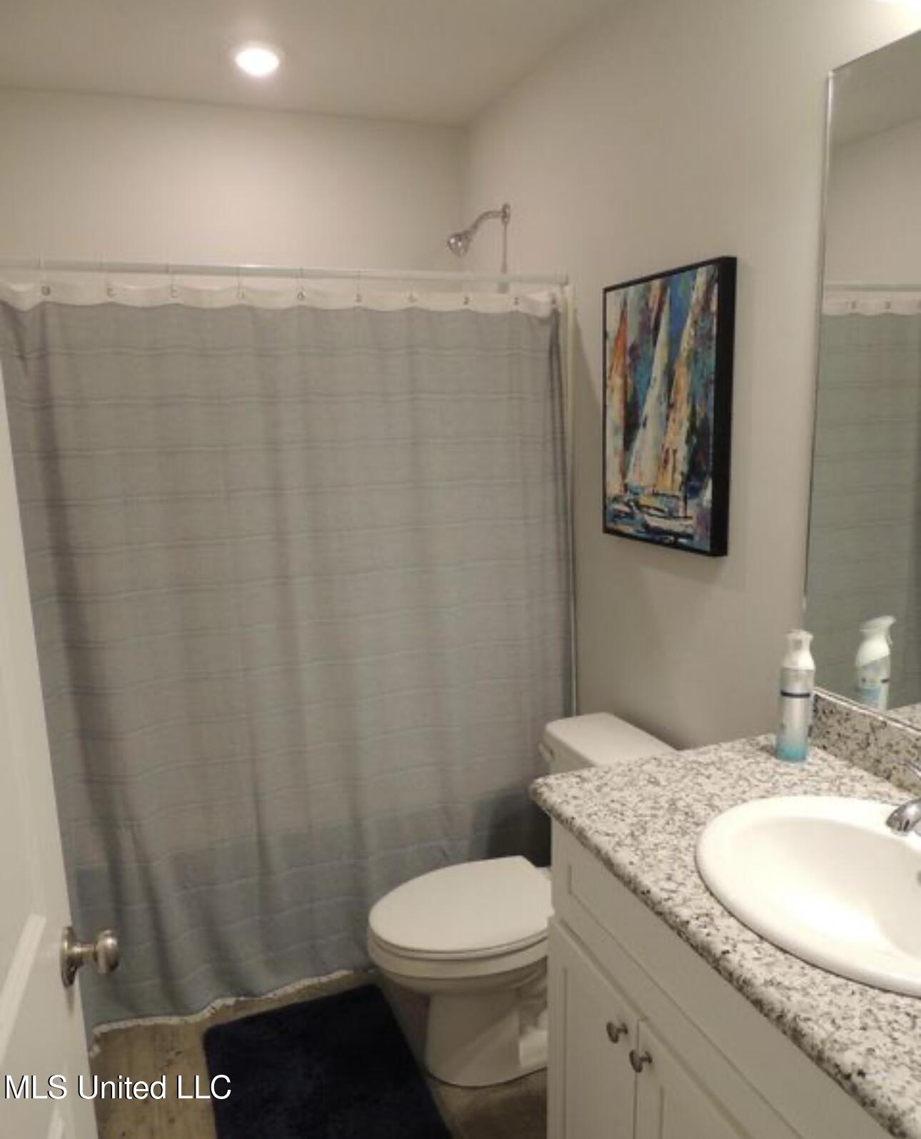 649 Iona Street Property Photo 8