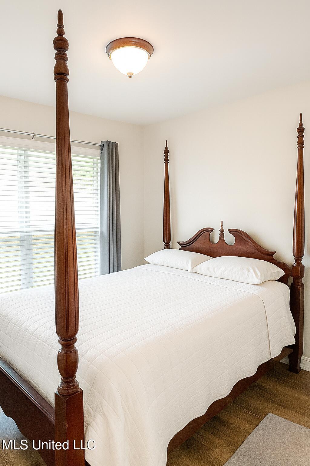 649 Iona Street Property Photo 9