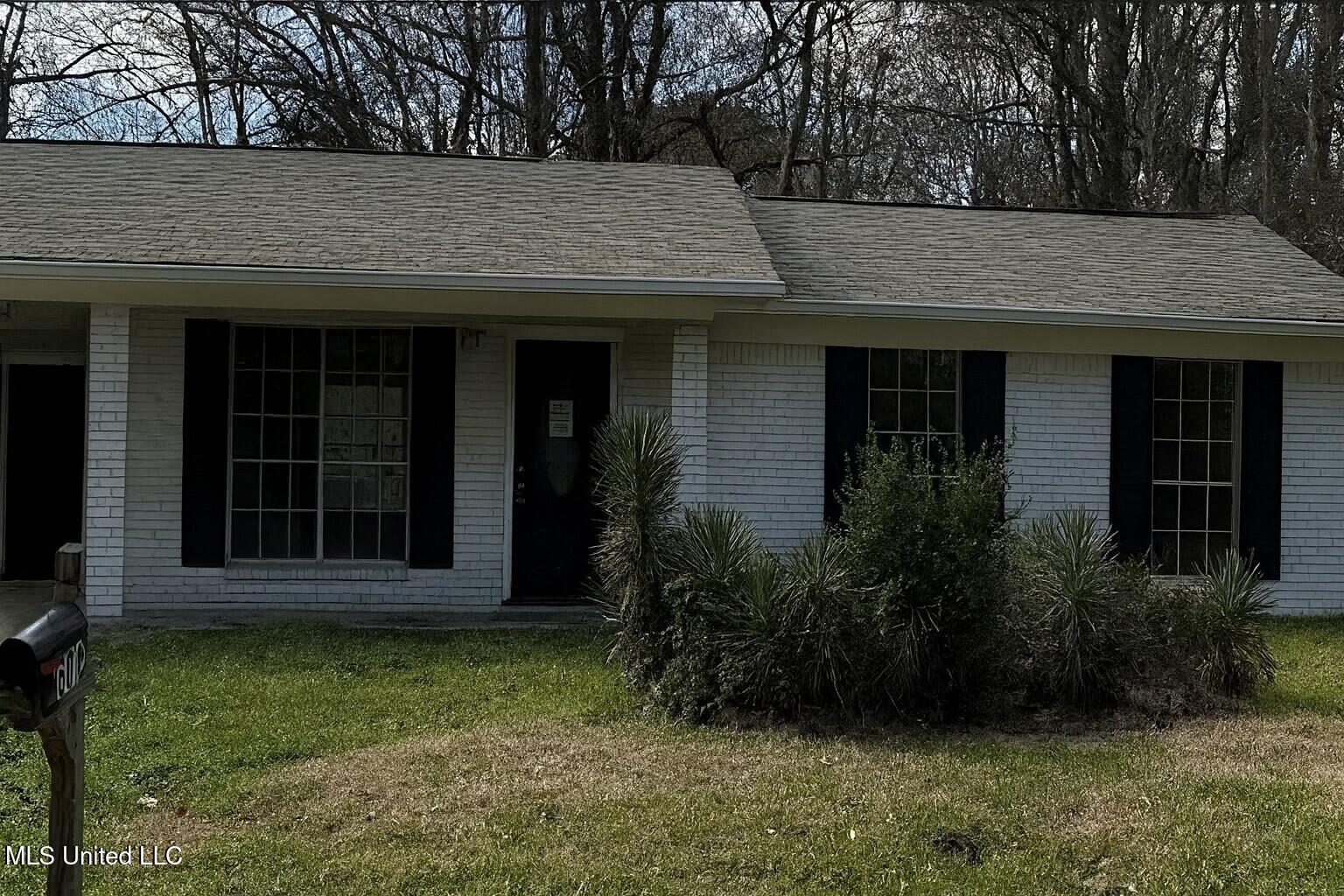 601 W Hill Drive Property Photo 1