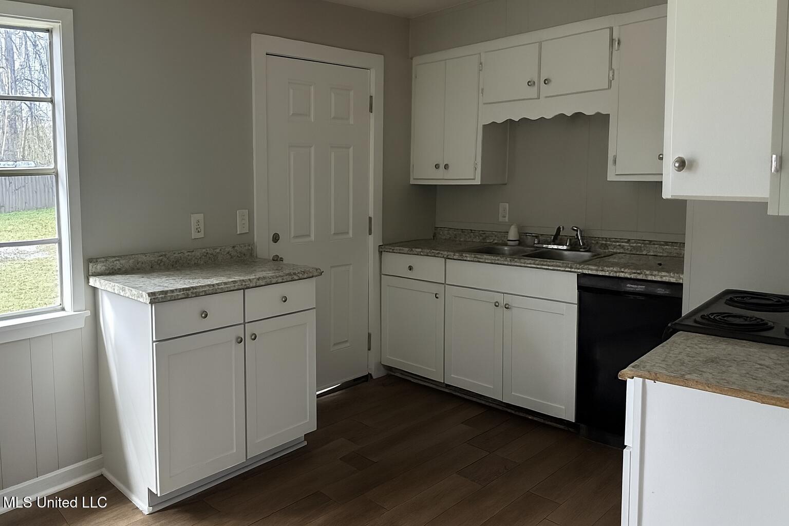 601 W Hill Drive Property Photo 2