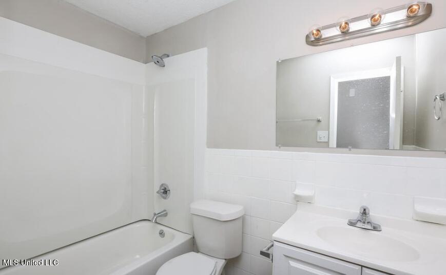 601 W Hill Drive Property Photo 3