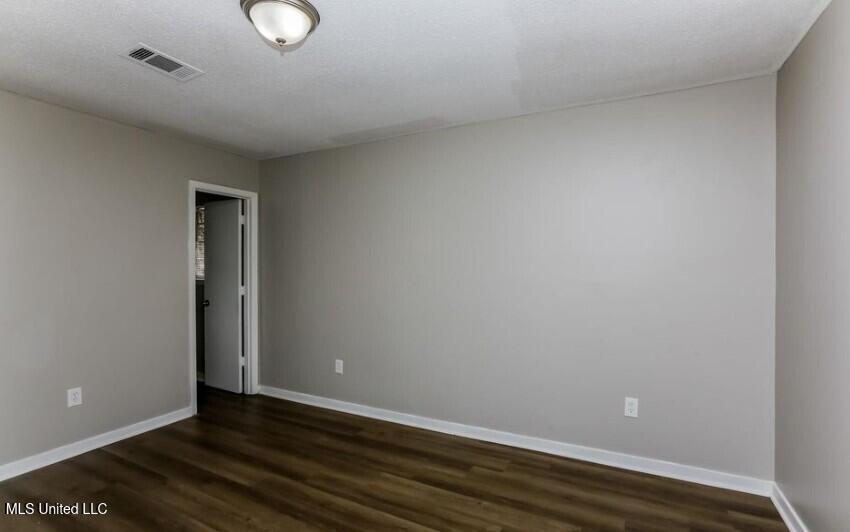 601 W Hill Drive Property Photo 4