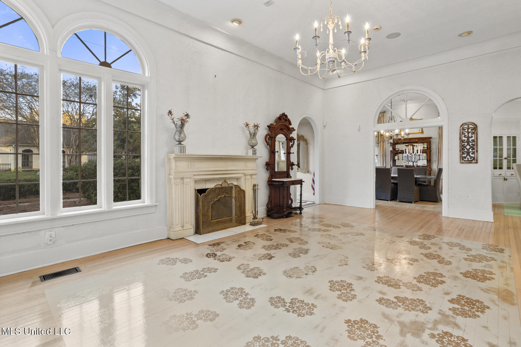 923 Pinehurst Place Property Photo 3