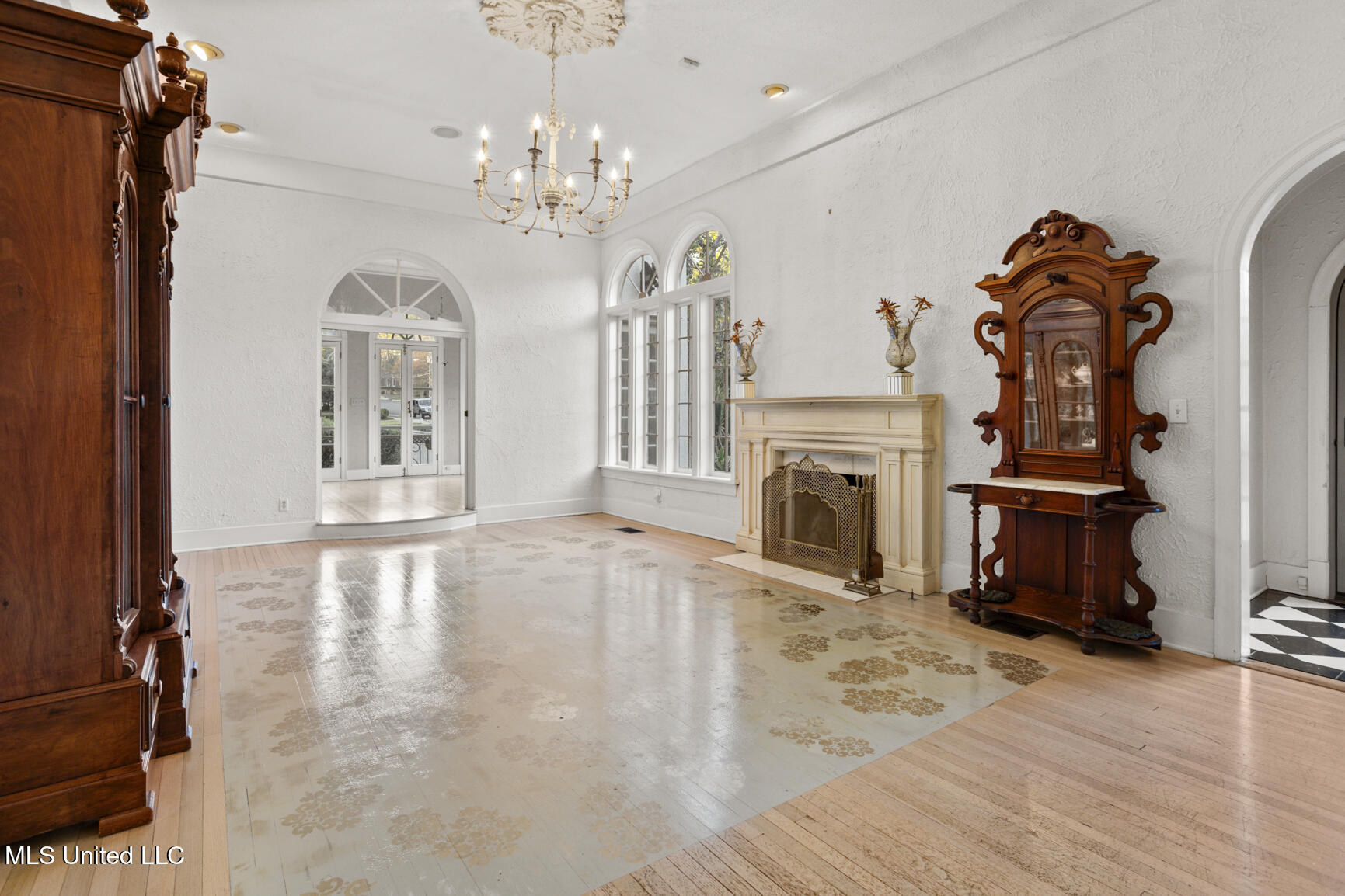 923 Pinehurst Place Property Photo 4