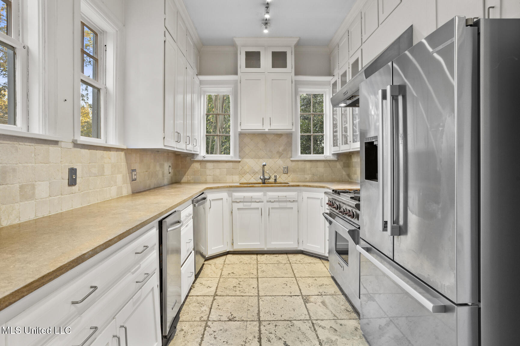 923 Pinehurst Place Property Photo 19