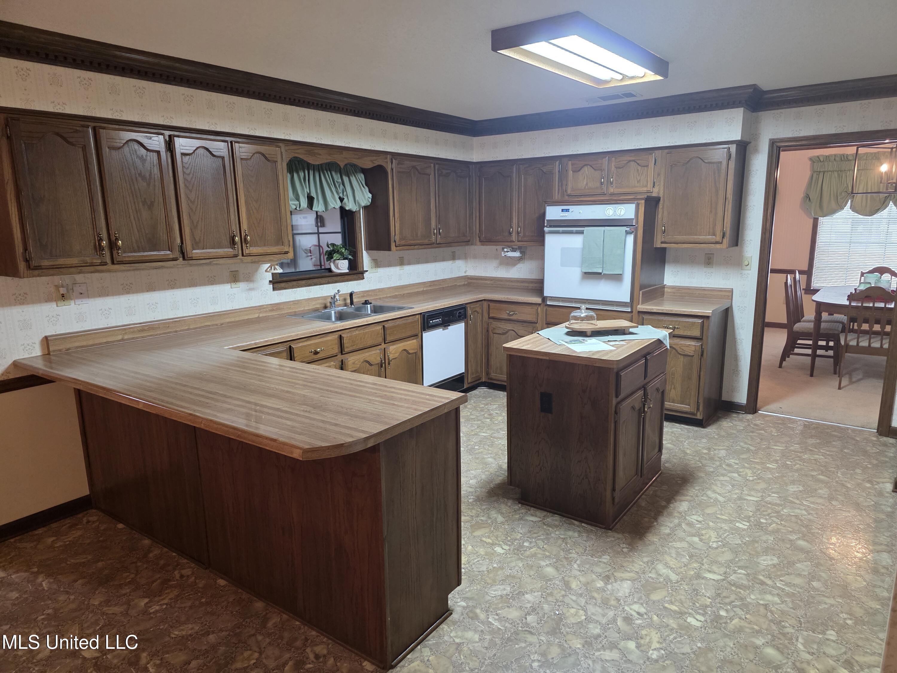 8625 Deer Creek Circle Property Photo 3