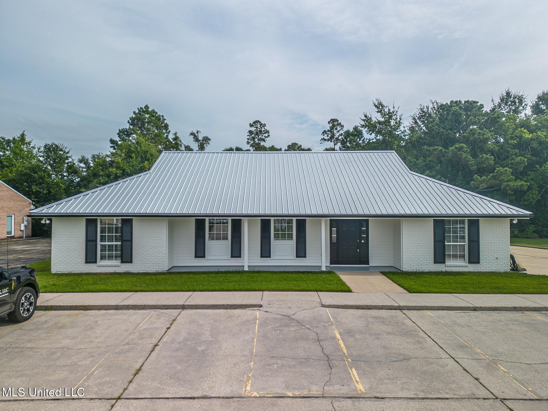 831 Highway 90 Property Photo 1