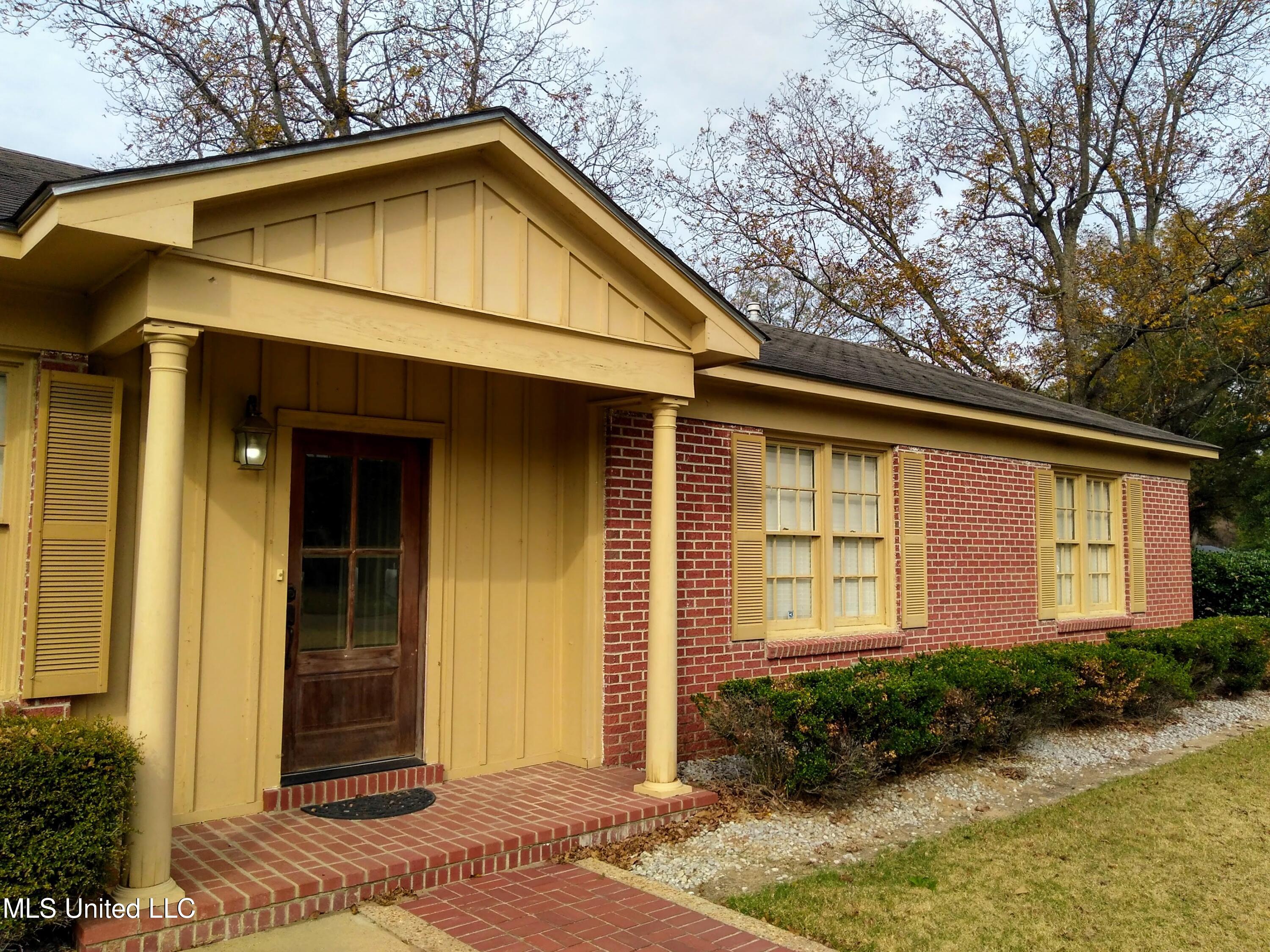 611 Magnolia Drive Property Photo 1