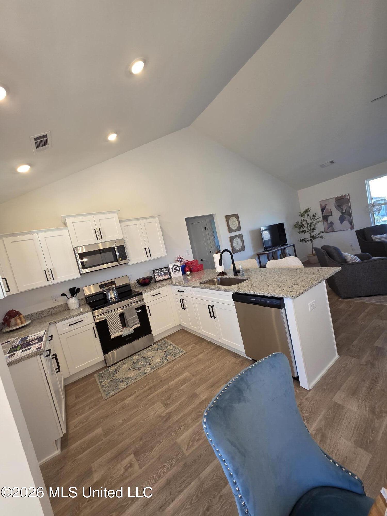 104 Red Bird Cove Property Photo 6