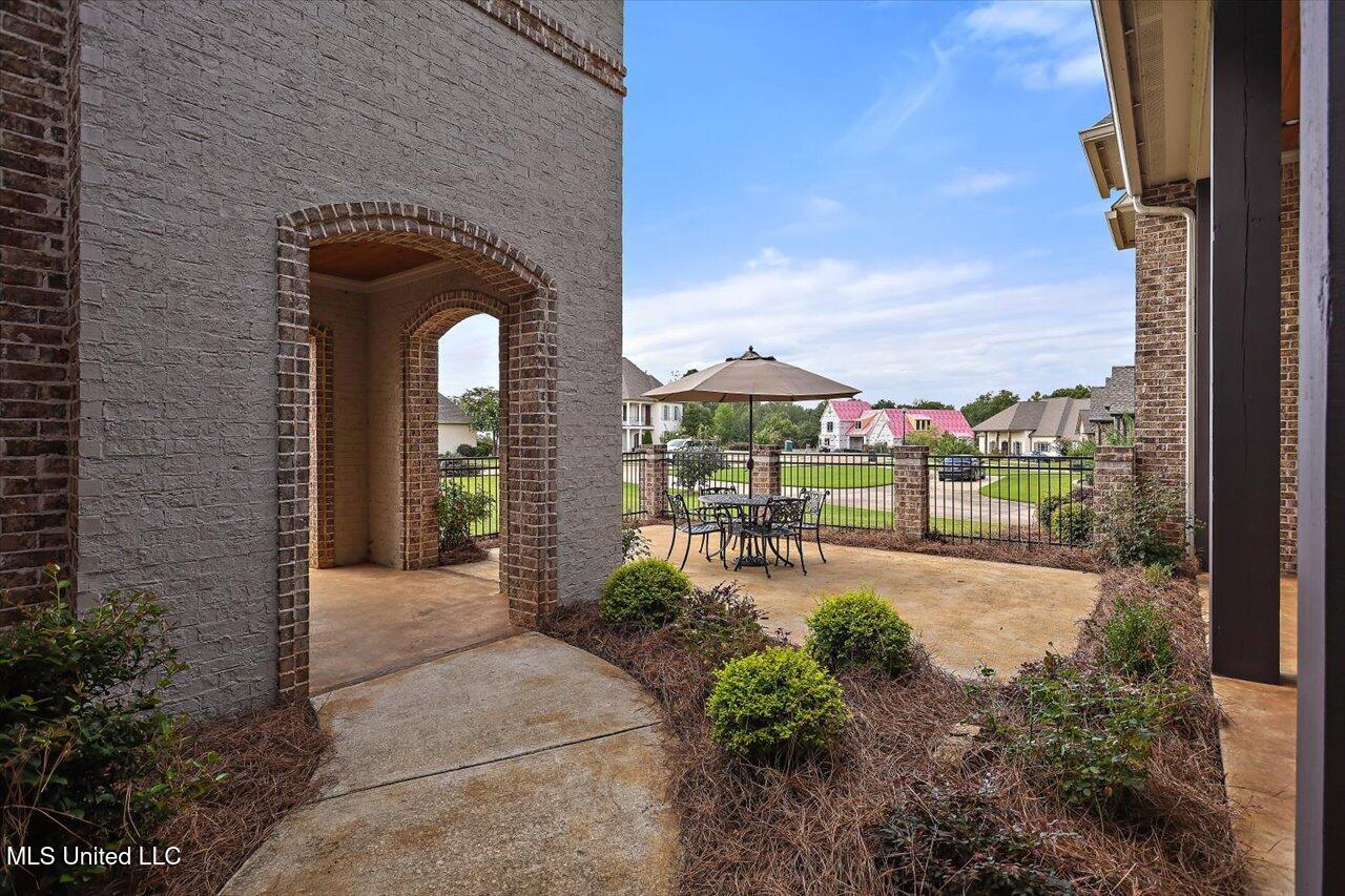 213 Ironwood Plantation Boulevard Property Photo 3