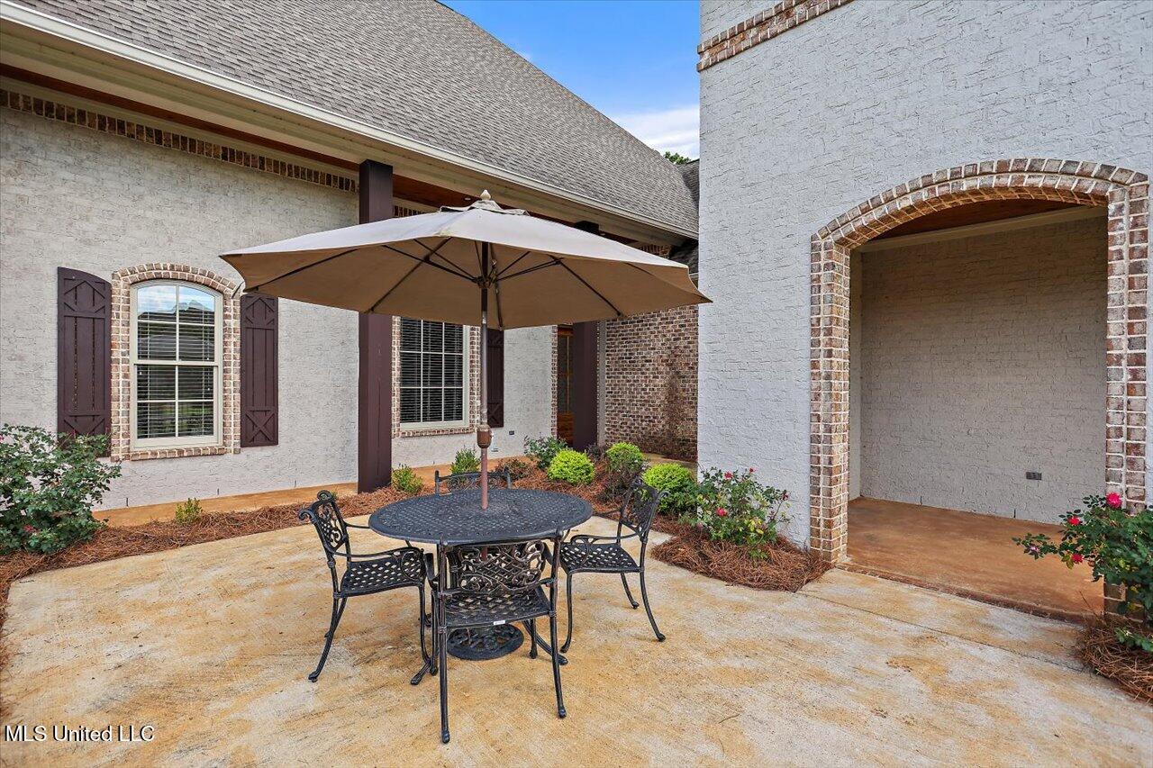 213 Ironwood Plantation Boulevard Property Photo 4
