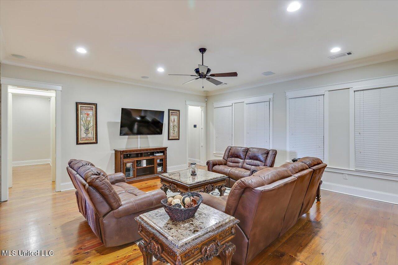 213 Ironwood Plantation Boulevard Property Photo 8