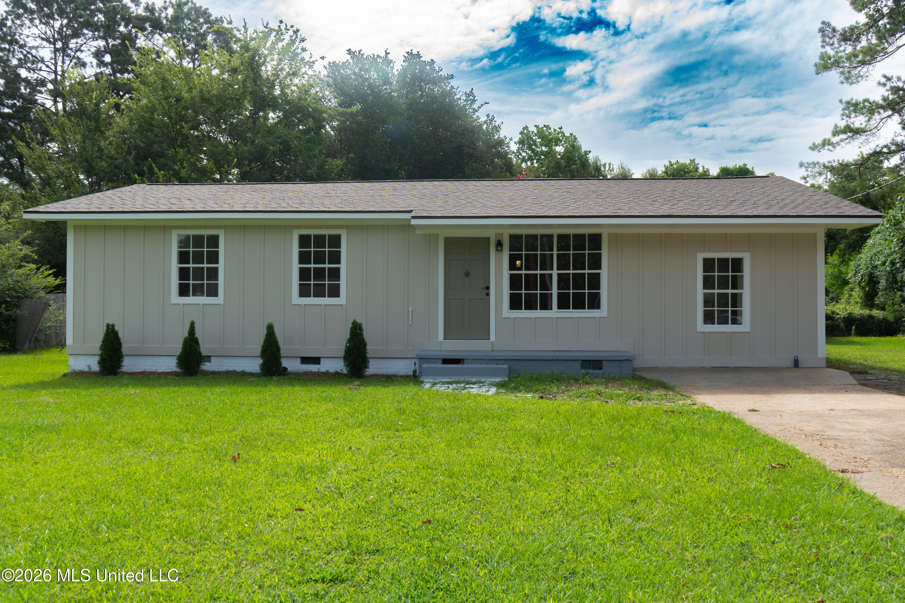 352 Beverly Circle Property Photo 1