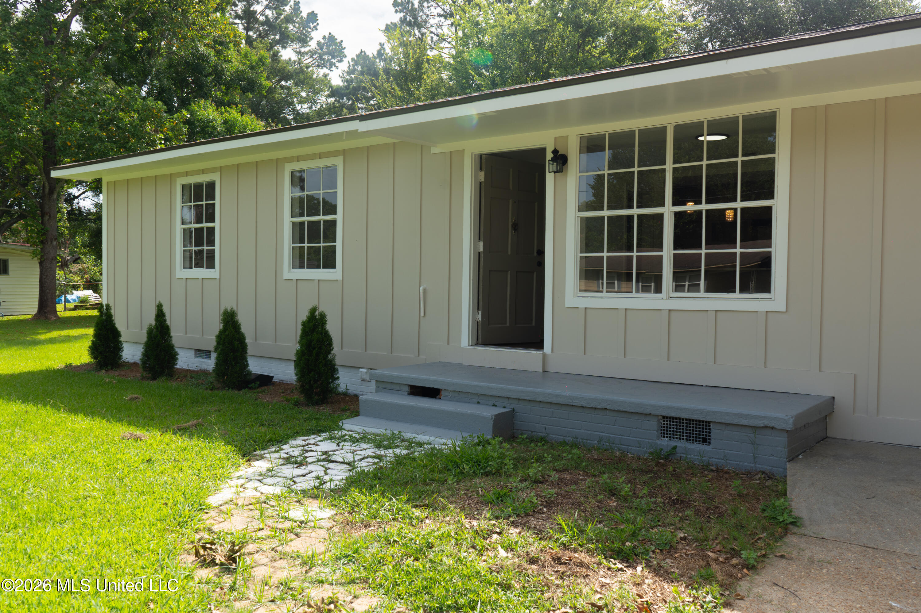 352 Beverly Circle Property Photo 2