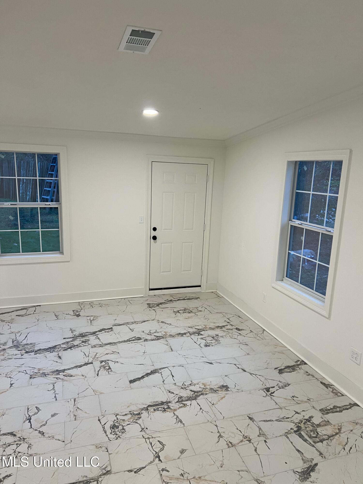 352 Beverly Circle Property Photo 7