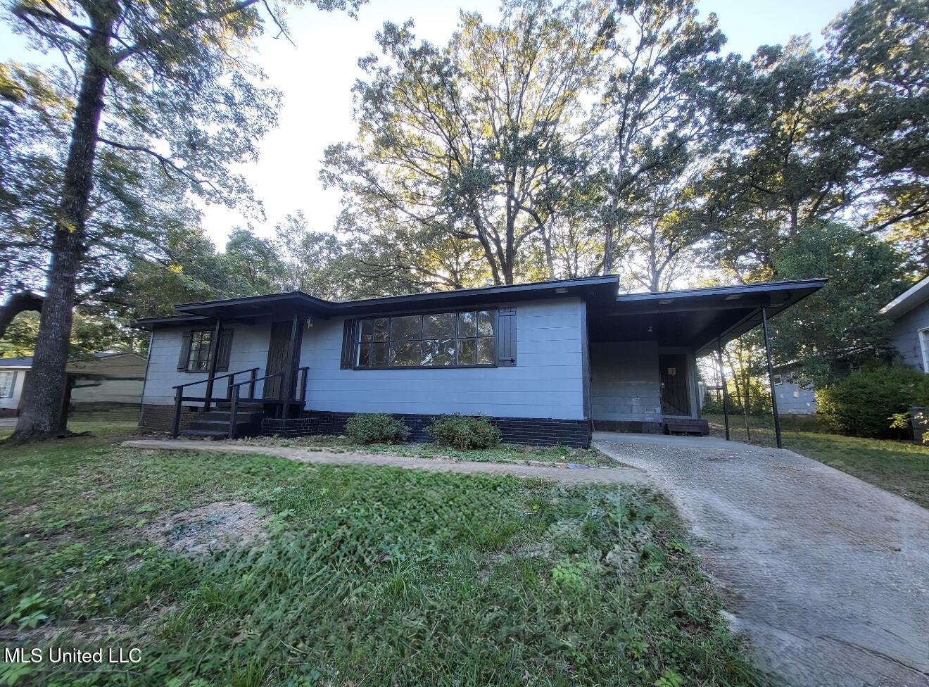 2871 Woodside Drive Property Photo 2