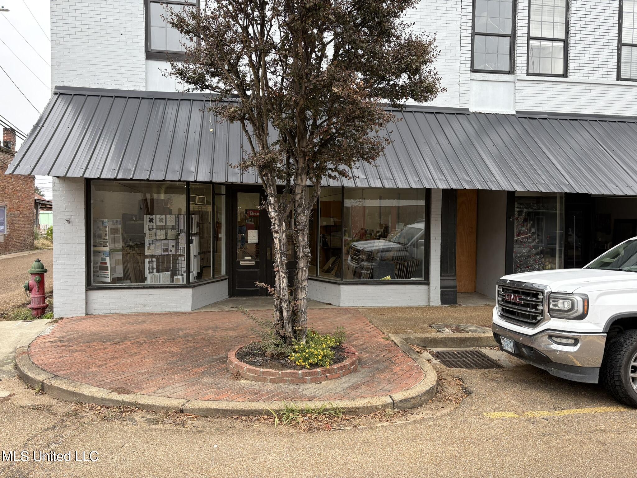 111 E Jackson Street Property Photo 1