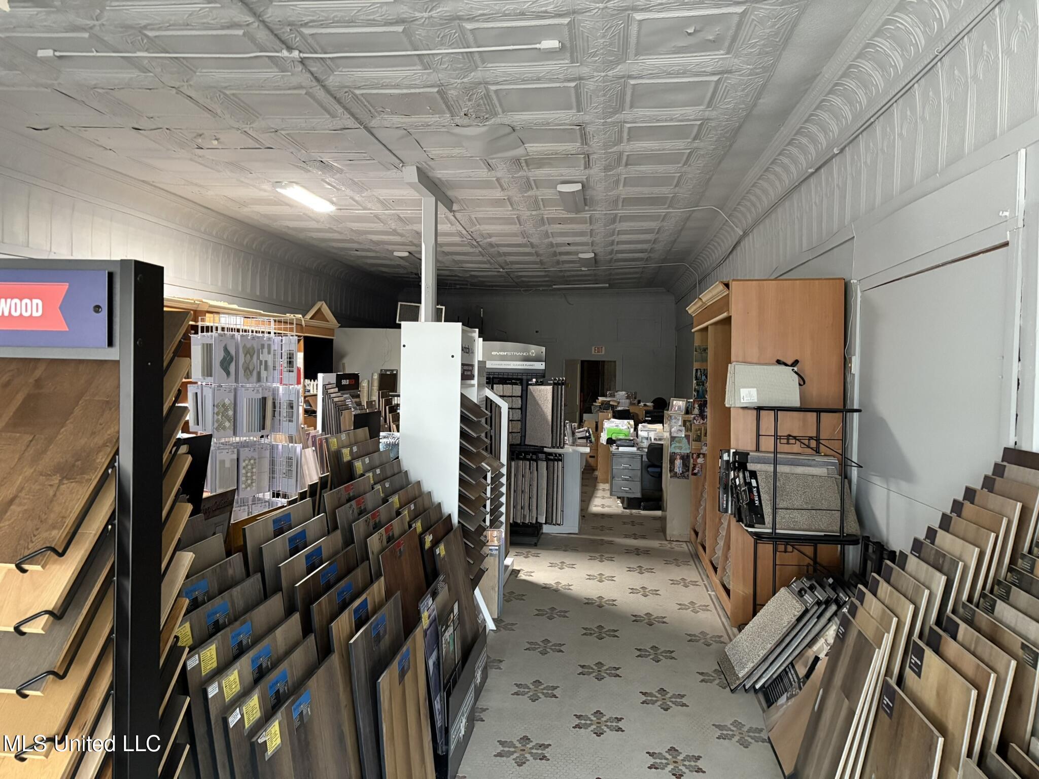 111 E Jackson Street Property Photo 10