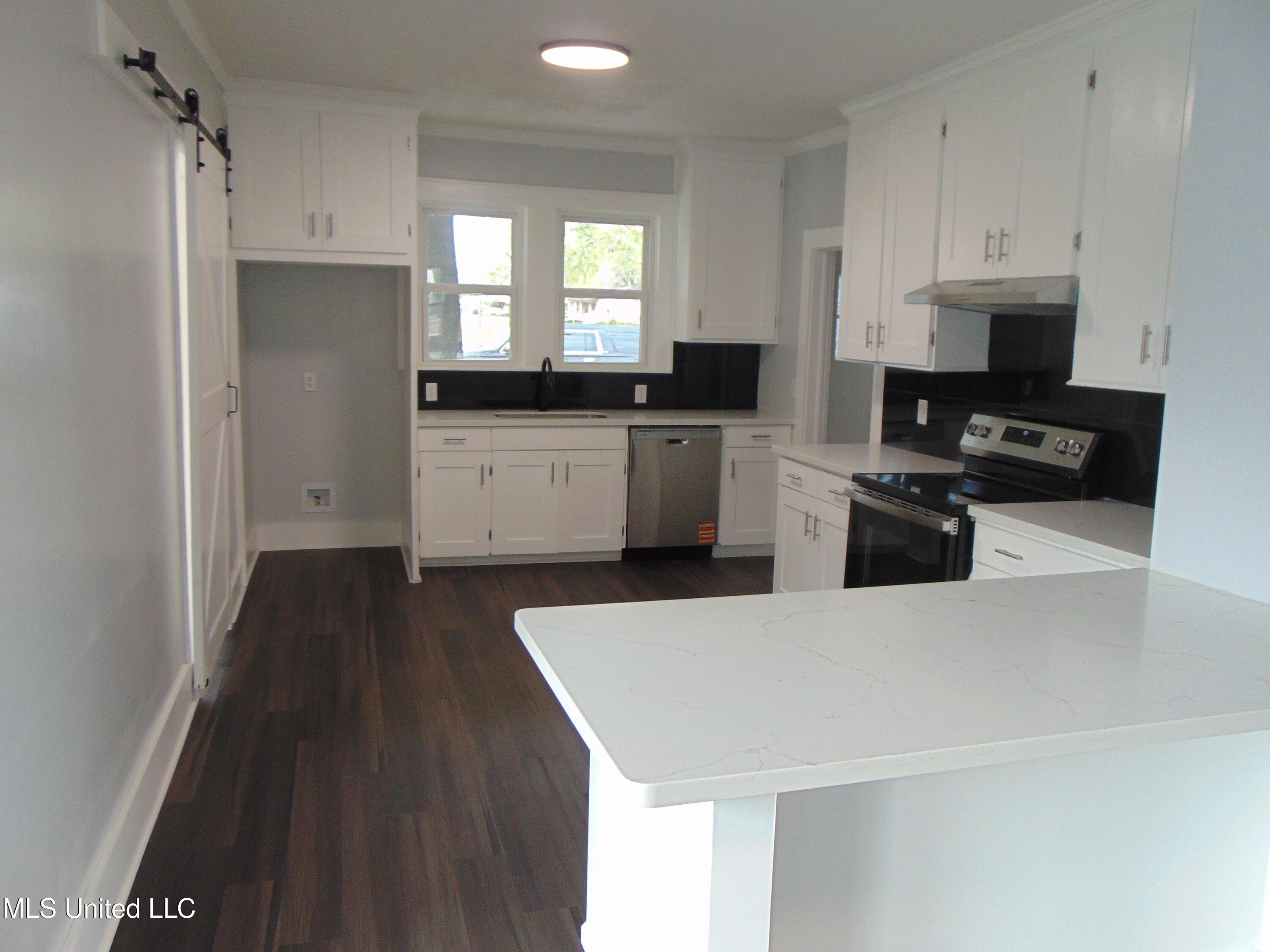 805 Lee Avenue Property Photo 5