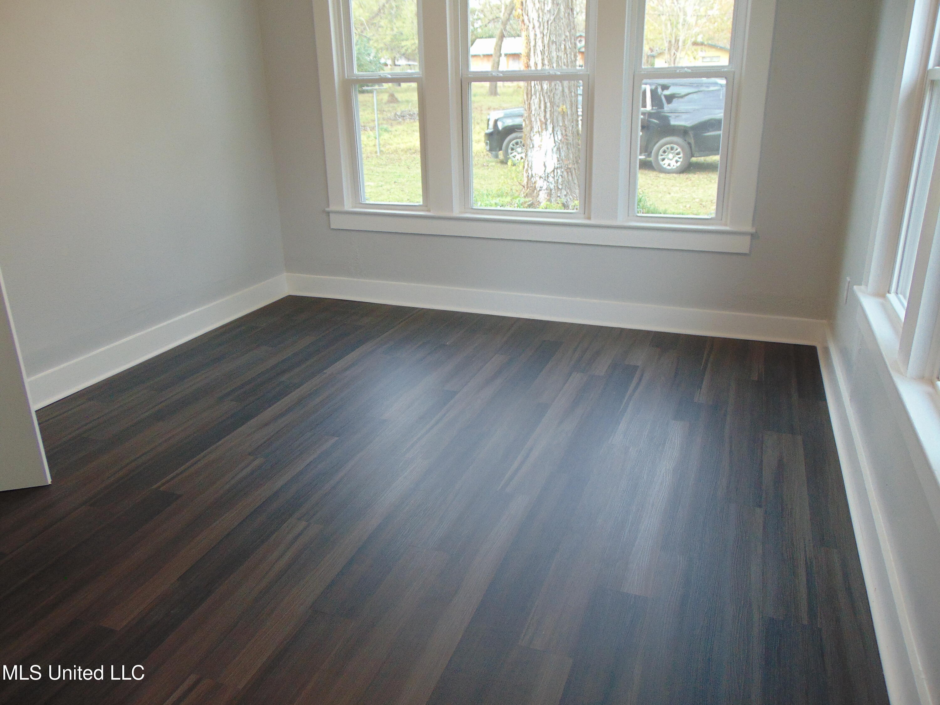805 Lee Avenue Property Photo 6