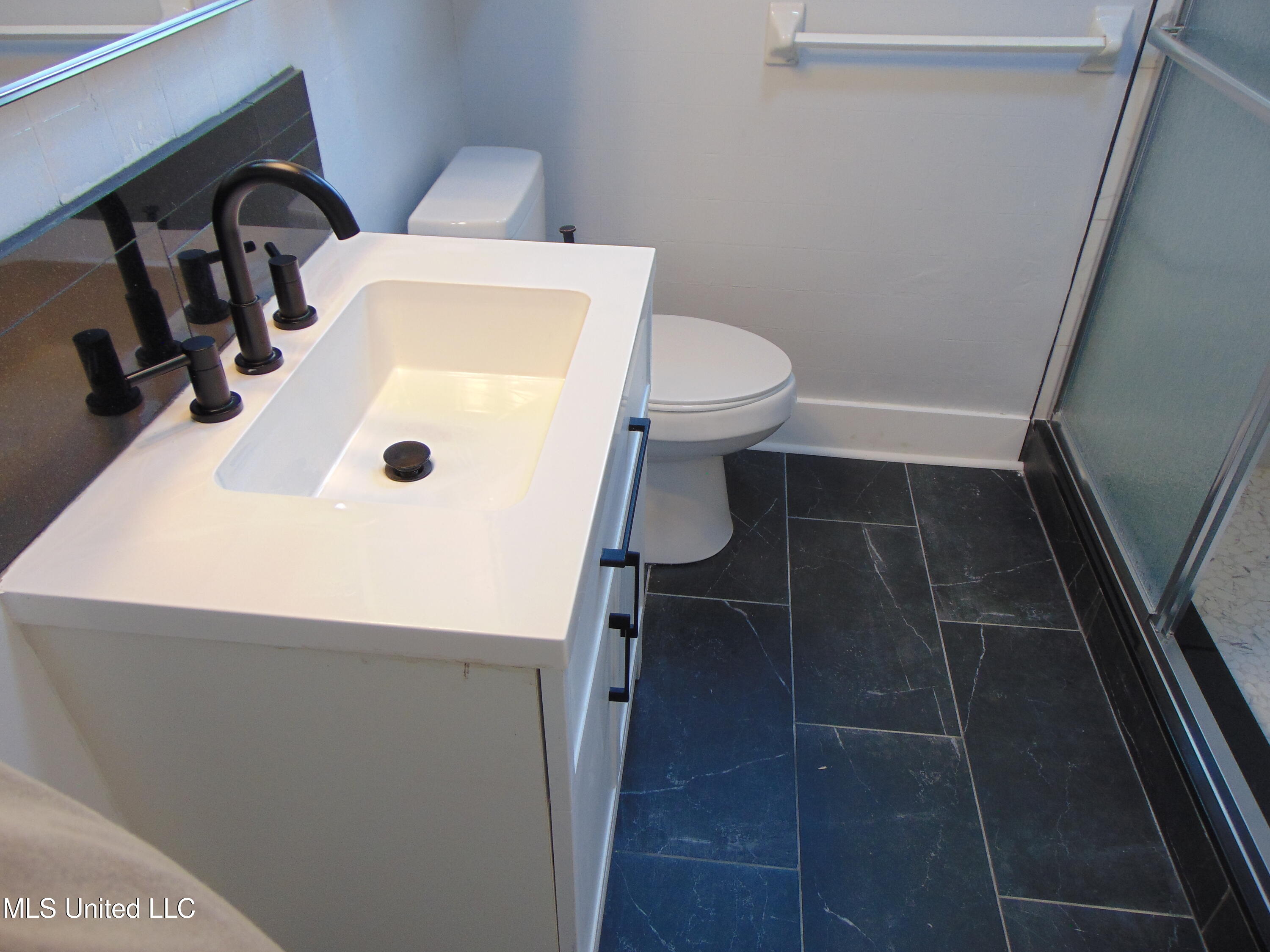 805 Lee Avenue Property Photo 8