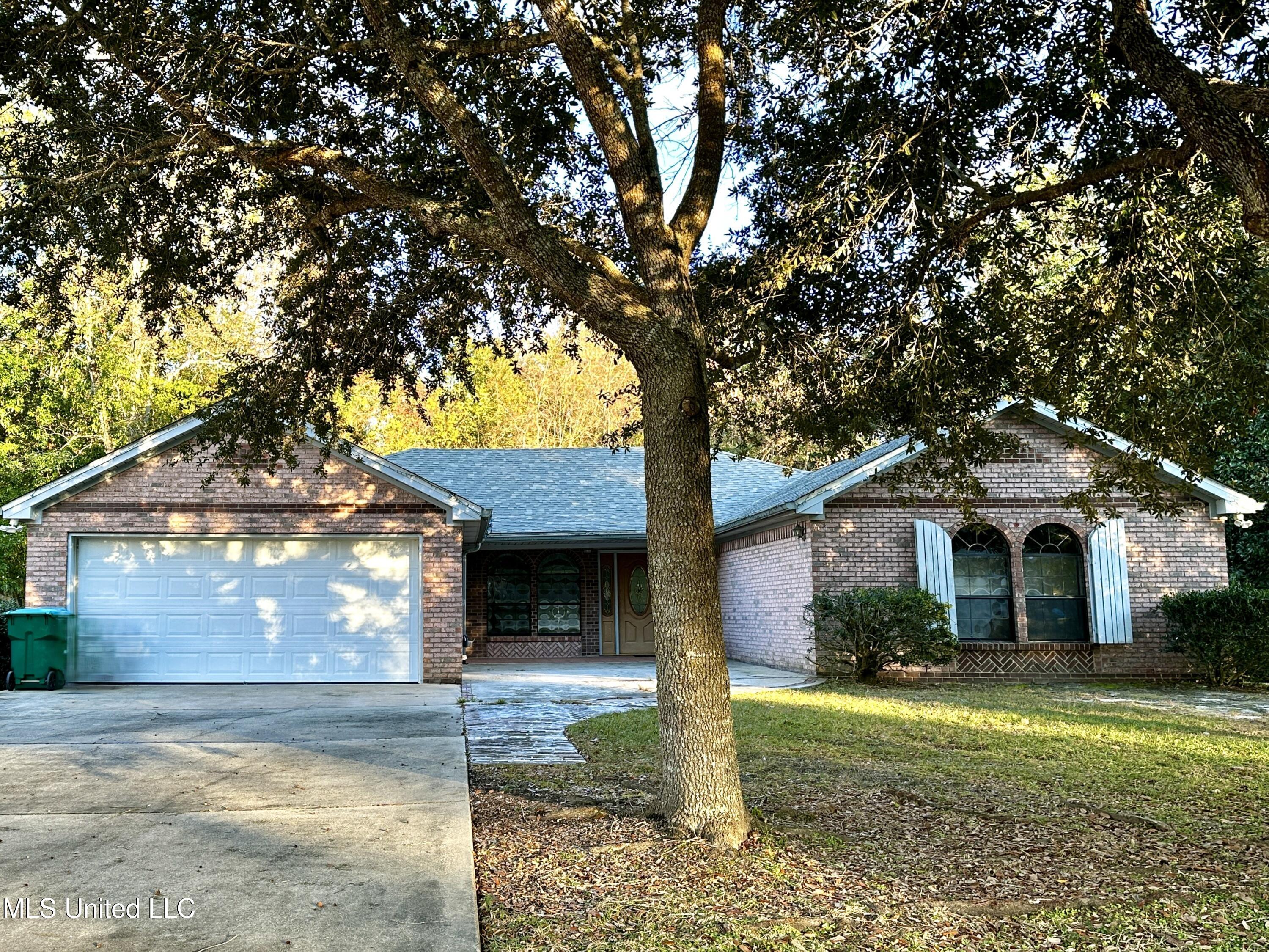 704 Hidden Oaks Drive Property Photo 1