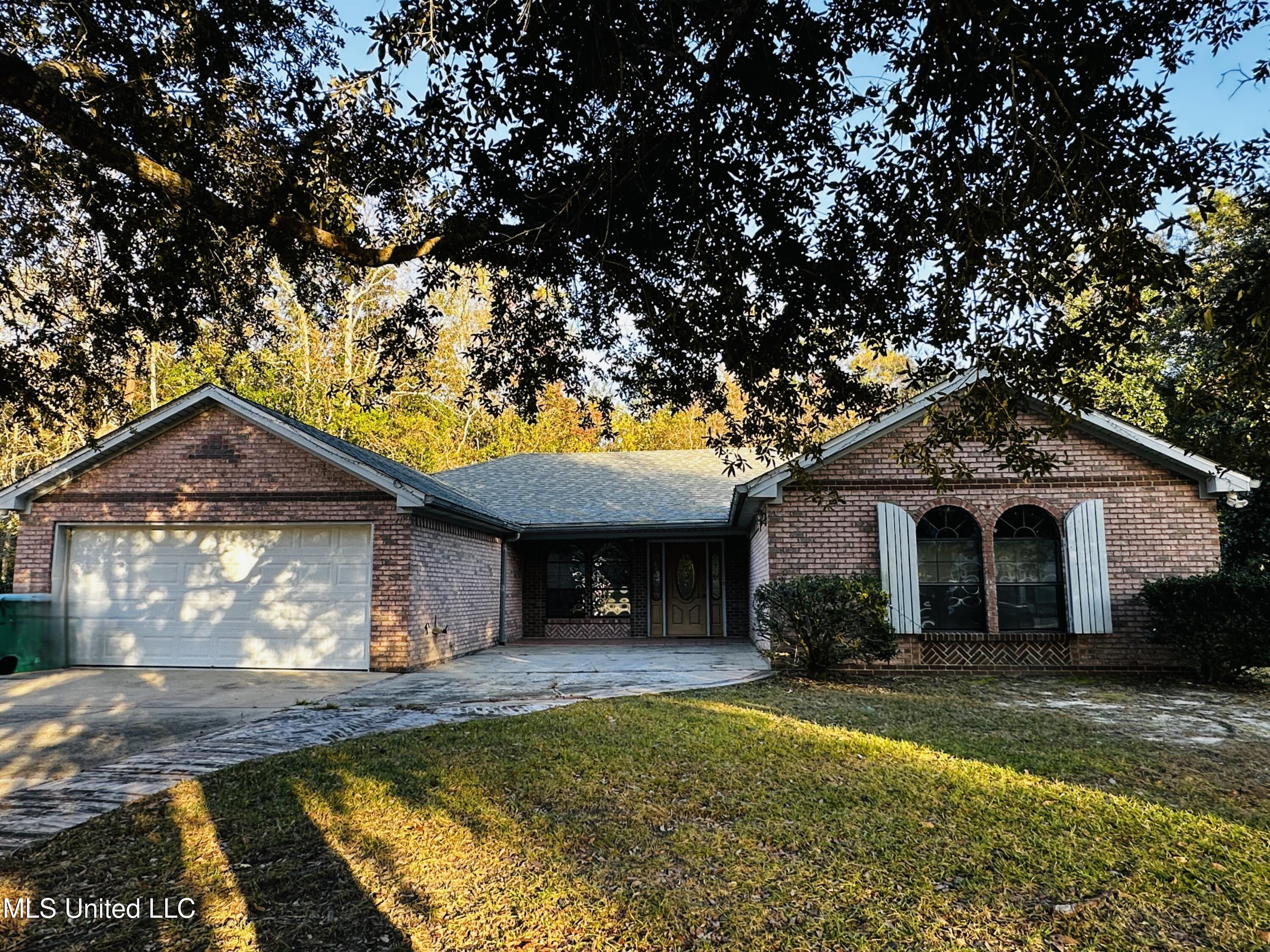 704 Hidden Oaks Drive Property Photo 2