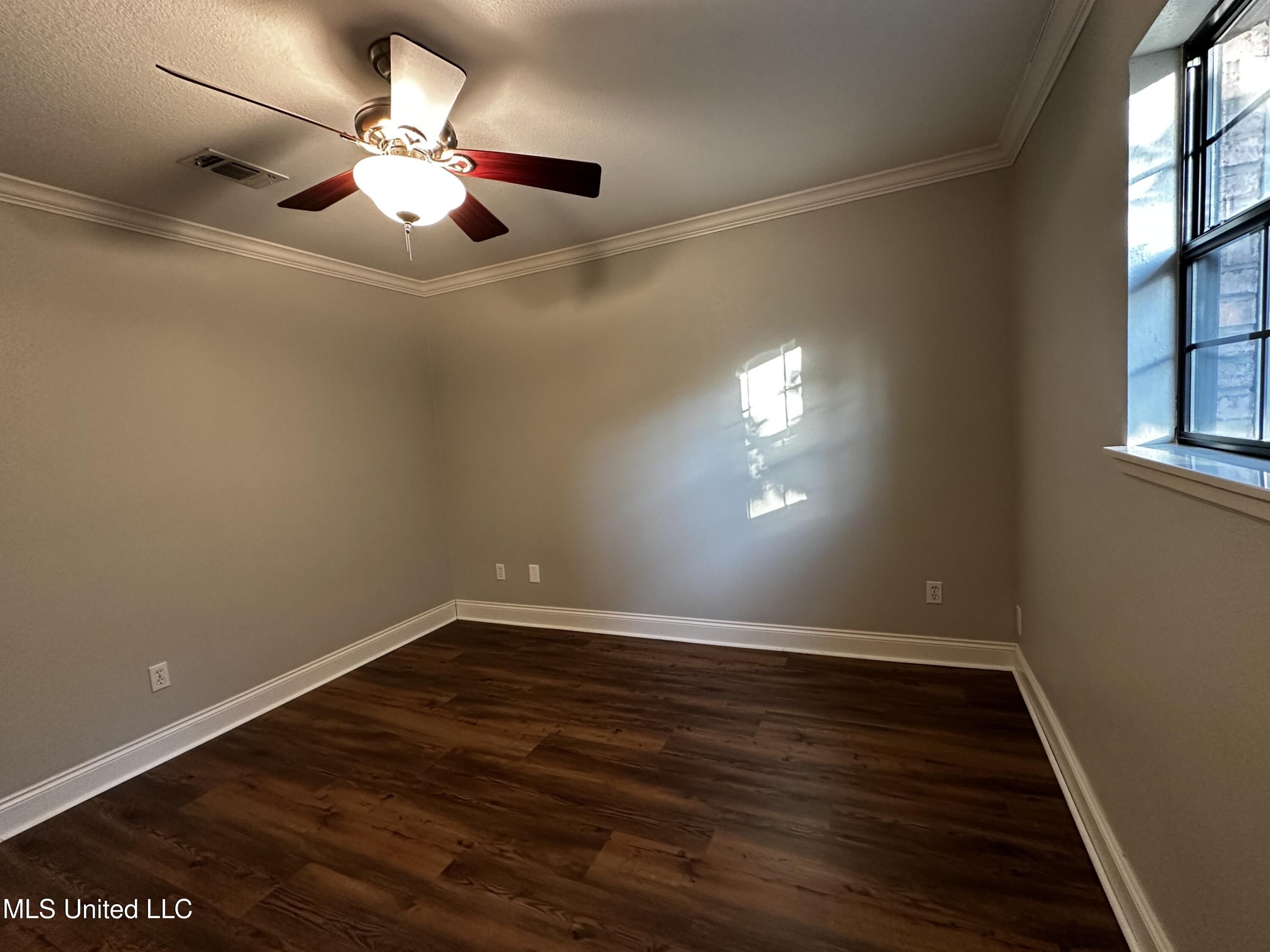 704 Hidden Oaks Drive Property Photo 15
