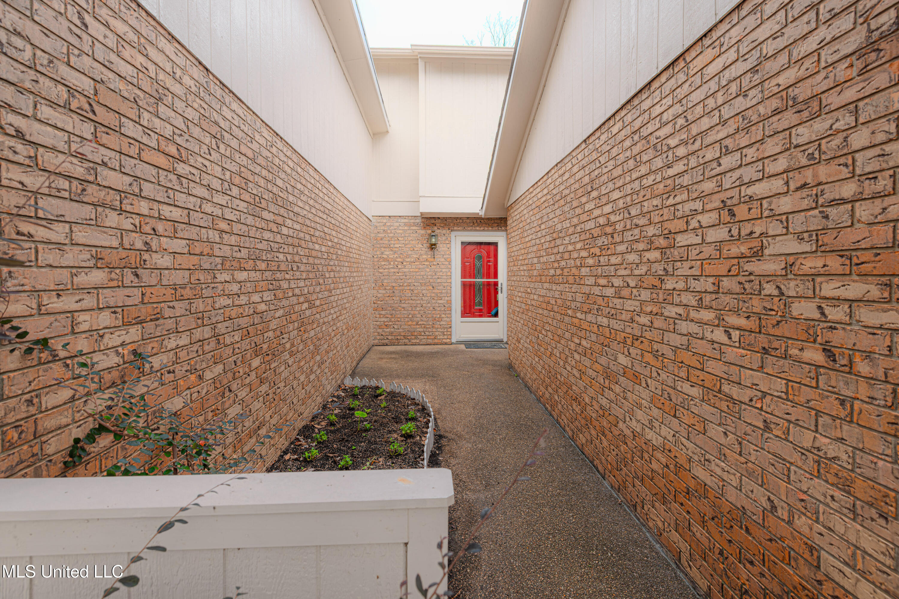 418 Lakebend Place Property Photo 2