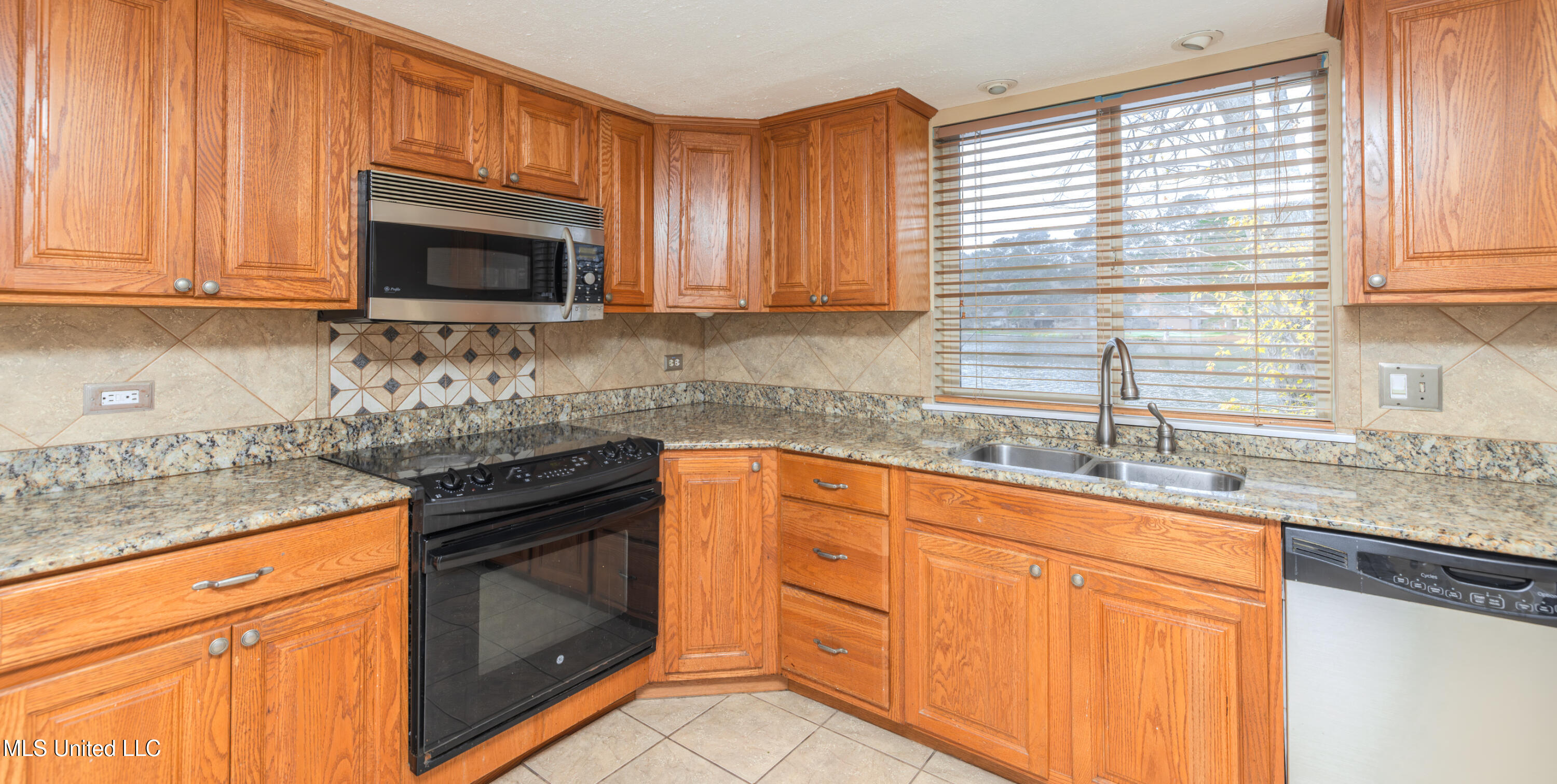 418 Lakebend Place Property Photo 10