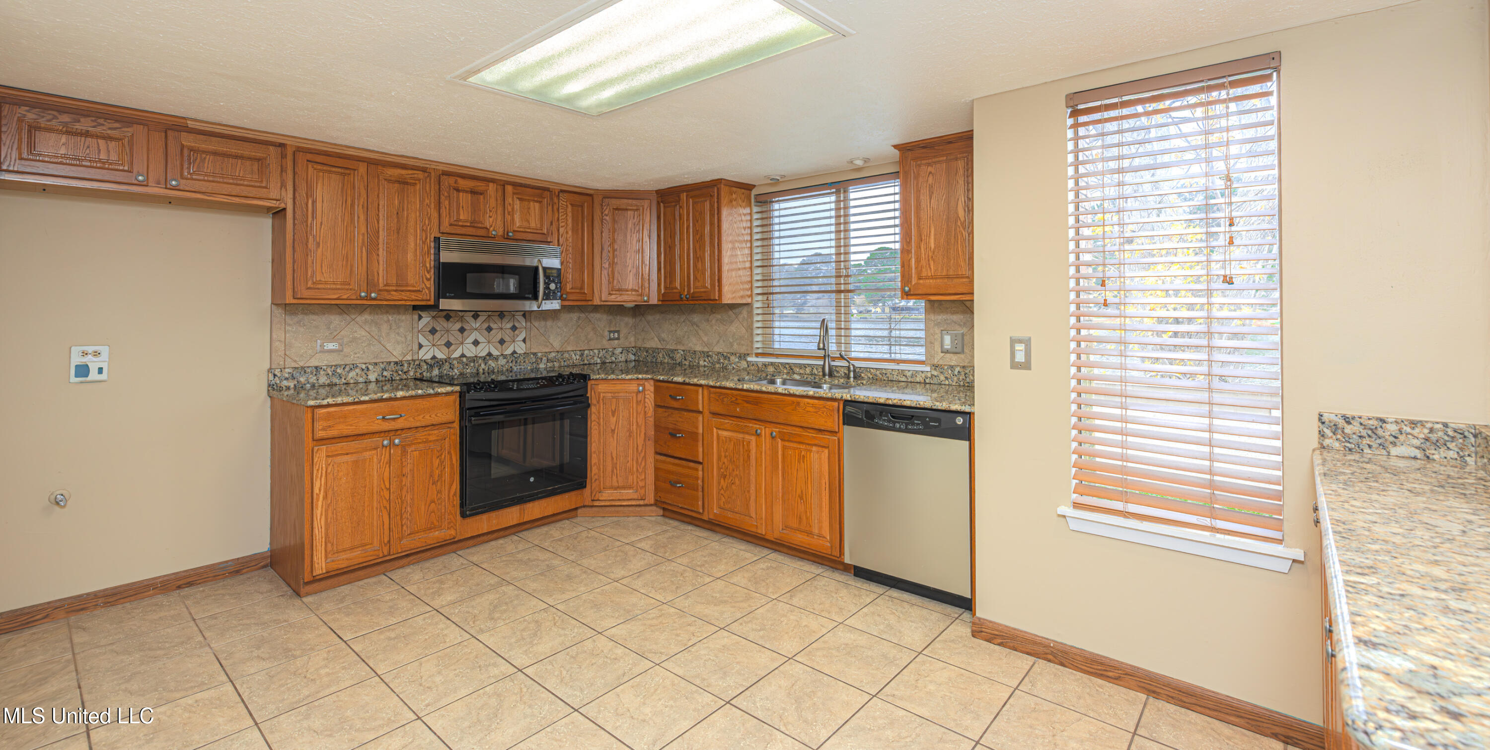 418 Lakebend Place Property Photo 13