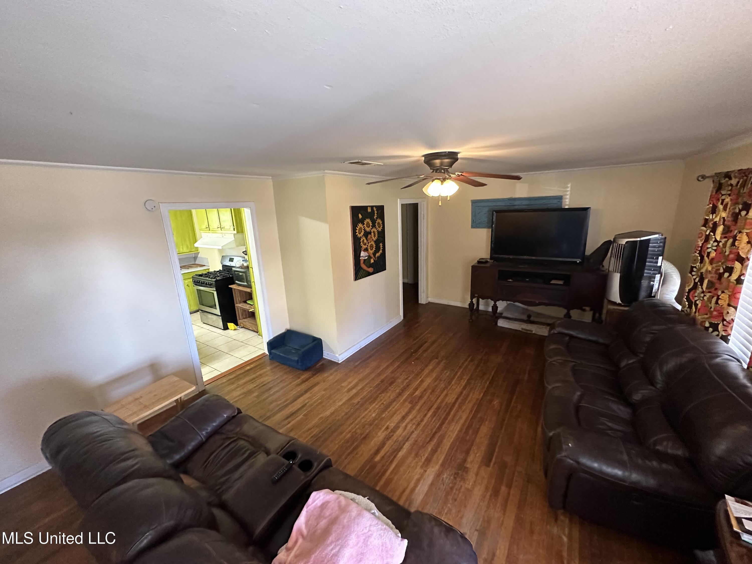 2049 Eleanor Street Property Photo 2