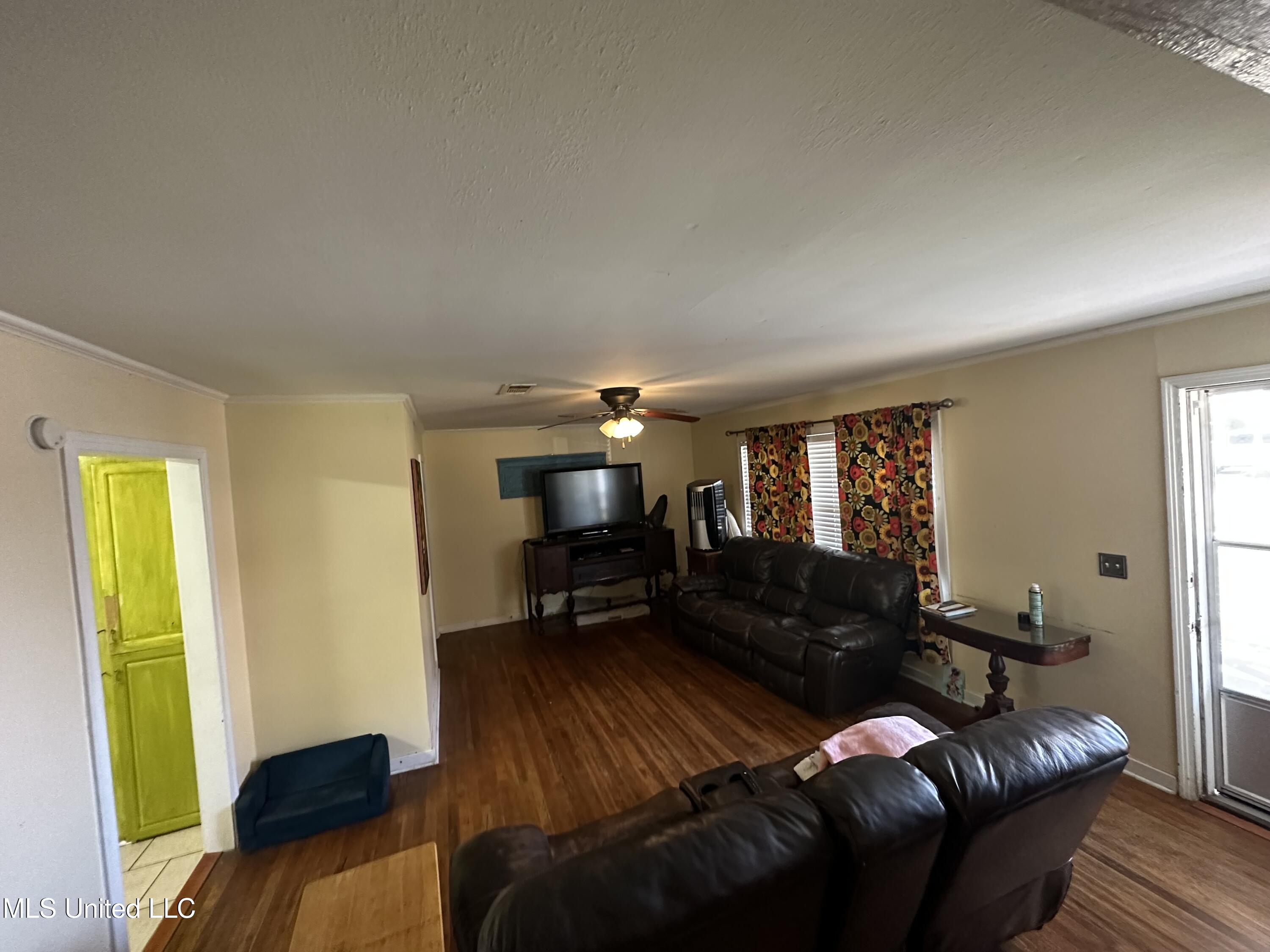 2049 Eleanor Street Property Photo 3