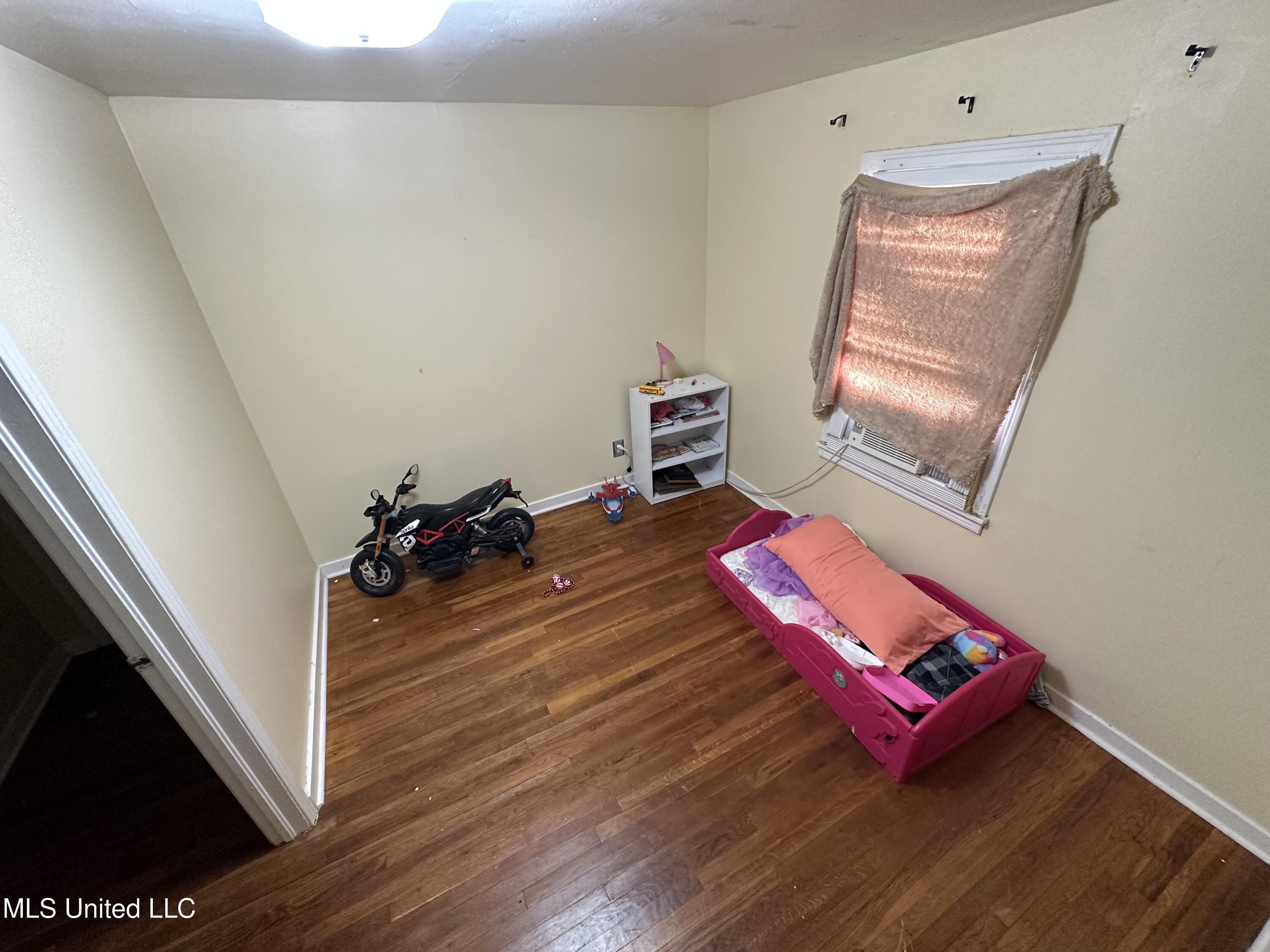 2049 Eleanor Street Property Photo 9