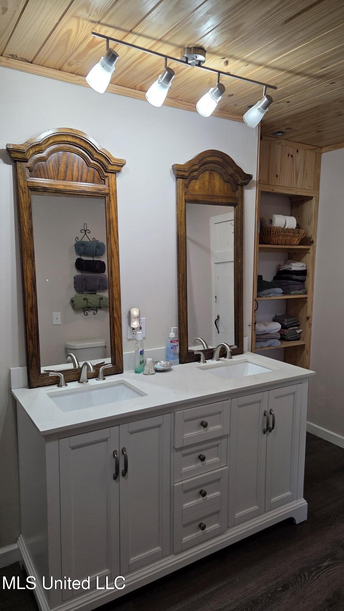 4839 Cayuga Road Property Photo 10